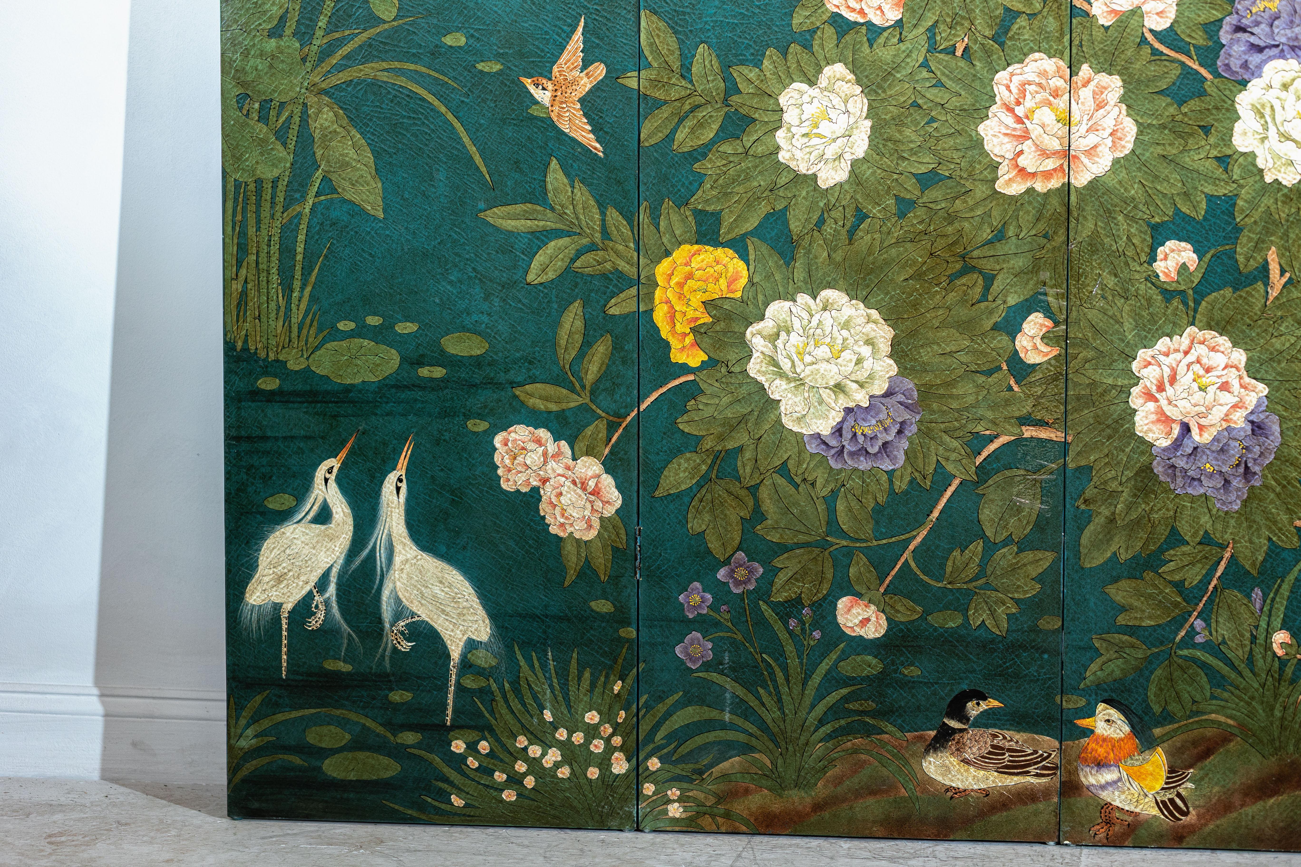 Biombo de cuatro paneles lacado en verde con pájaros y flores pintados a mano en venta 4