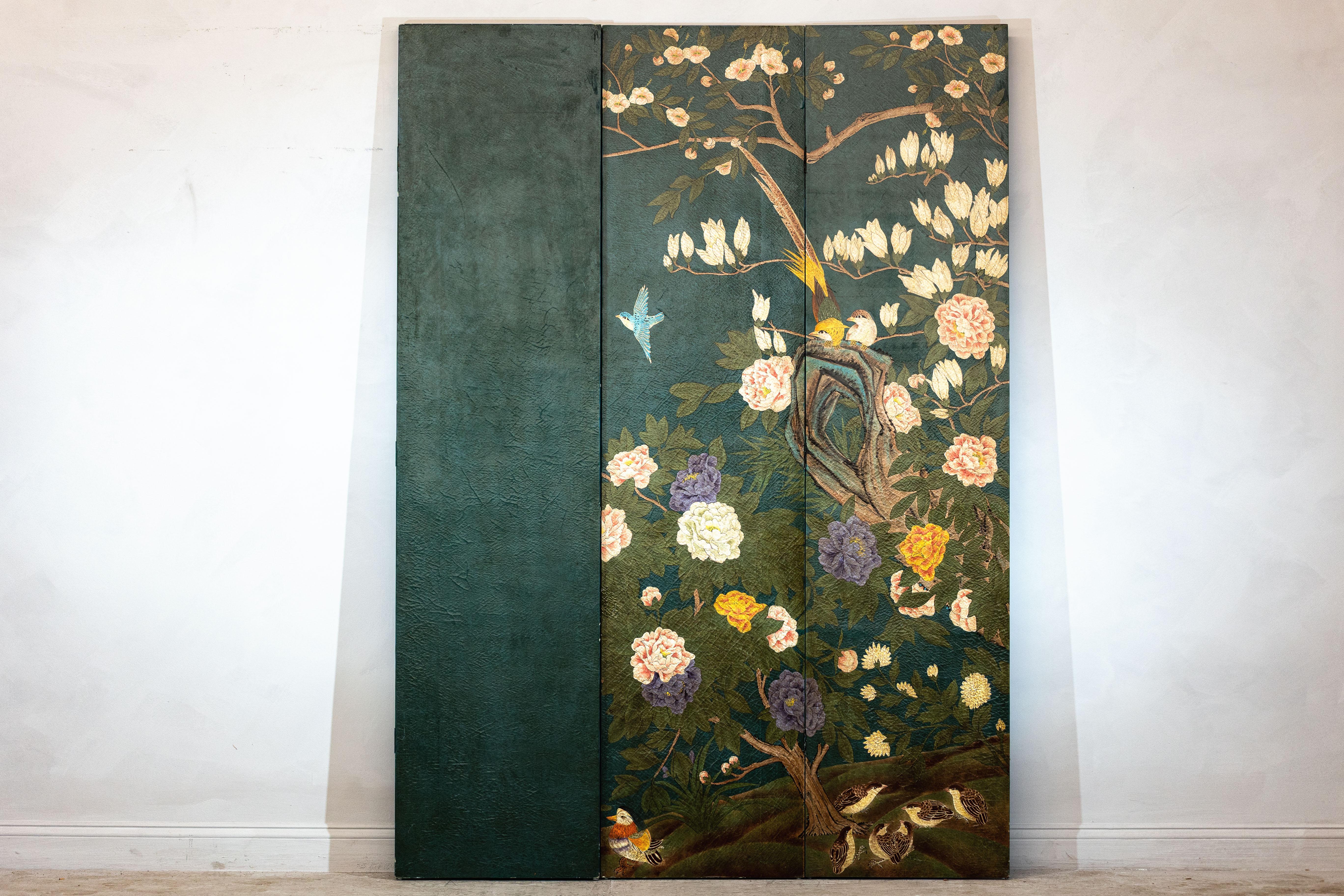 Biombo de cuatro paneles lacado en verde con pájaros y flores pintados a mano en venta 11