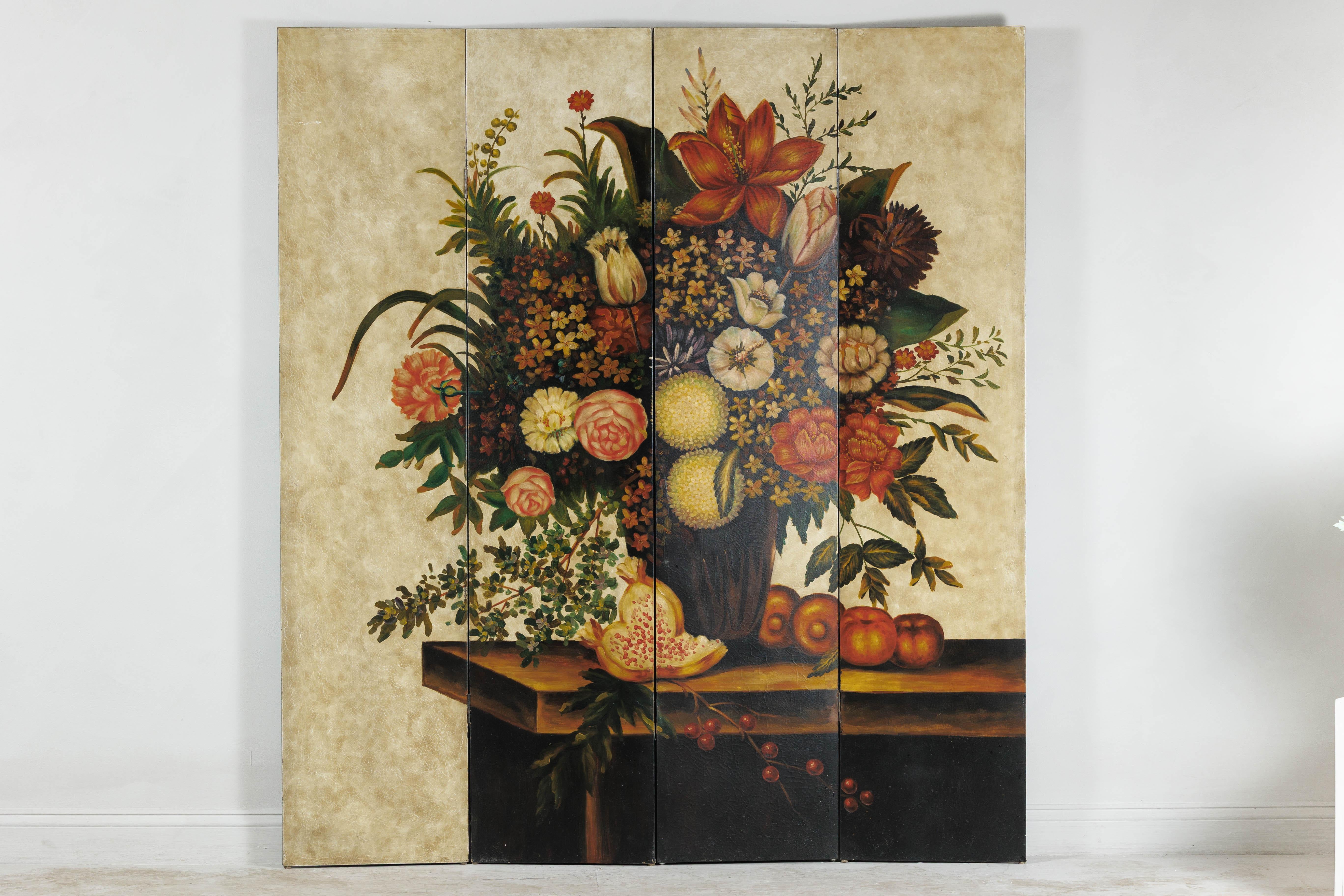 Dieser auffällige vierteilige chinesische Paravent zeigt eine detailreiche, über die gesamte Fläche handgemalte Stilllebenkomposition. Vor einem marmorierten, pergamentfarbenen Hintergrund zeigt das Bild ein üppiges Blumenarrangement, das aus einer