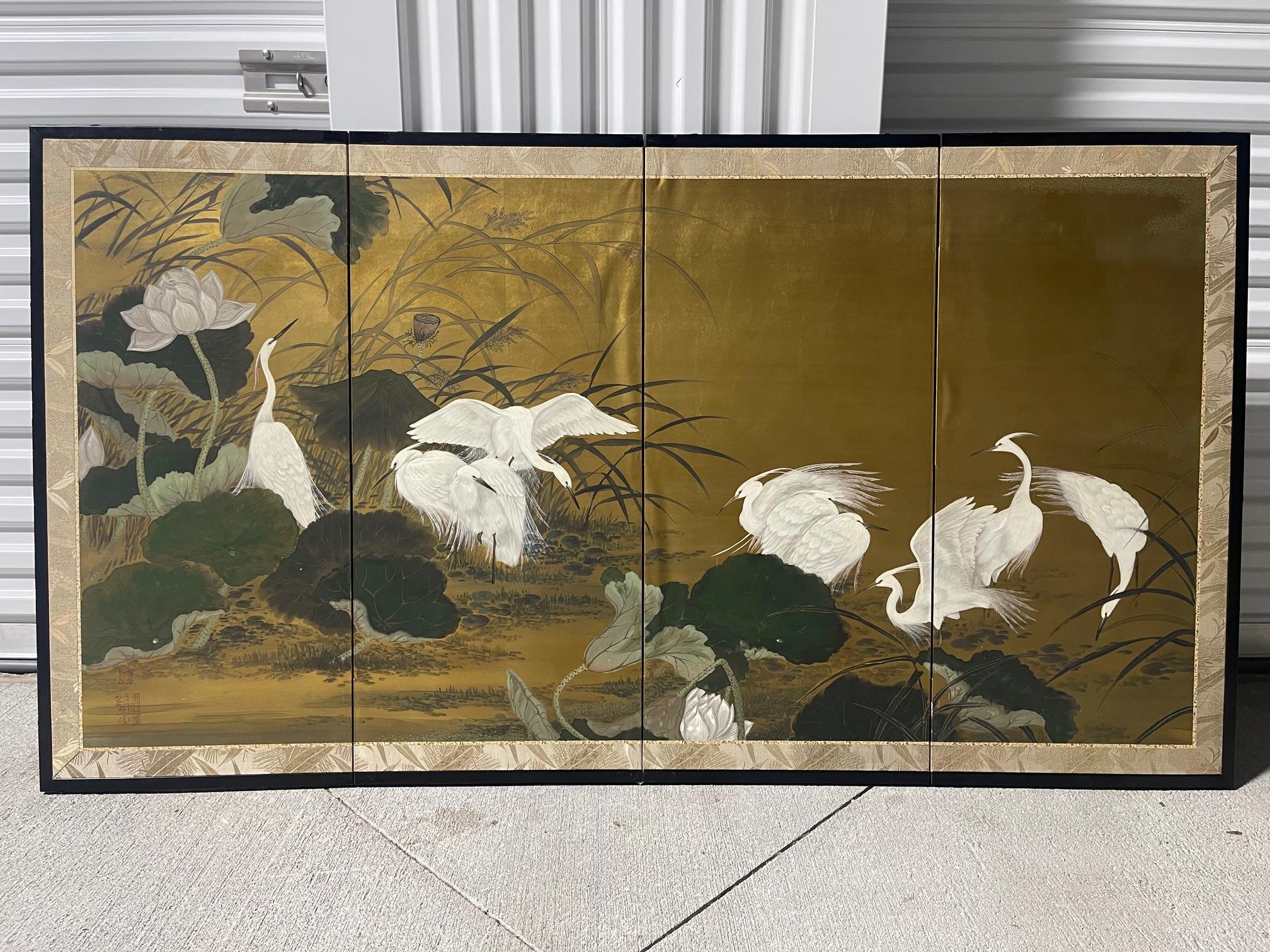 Japanischer Byobu-Faltwandschirm mit vier Feldern, die eine Szene mit in einem Wald rastenden Reihern darstellen.  Die dunklen, satten Farben, das Blattgold und die schönen handgemalten Details machen dieses Werk zu etwas ganz Besonderem.  Jede