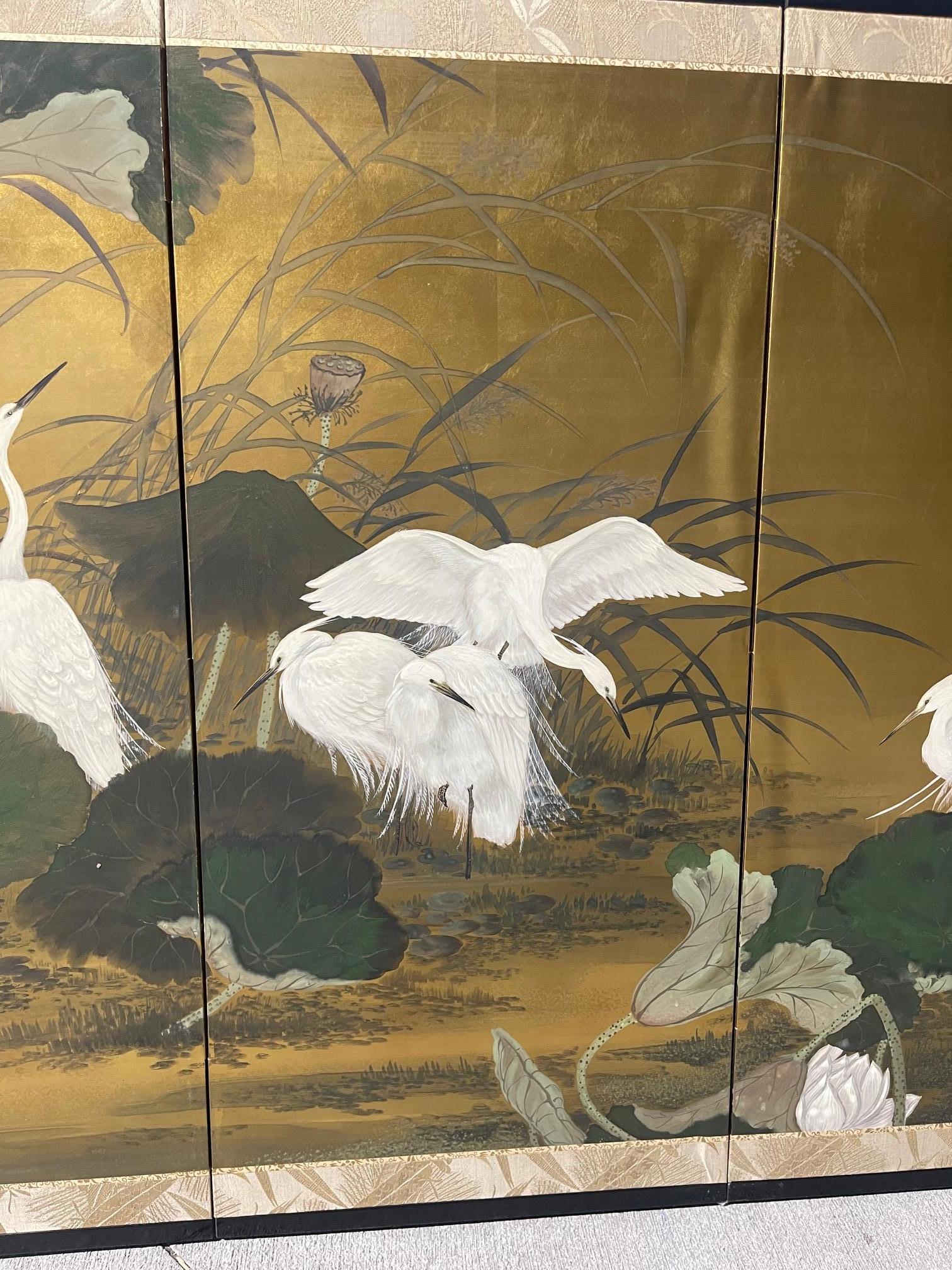 Vierteiliger japanischer Byobu-Paravent mit klappbarem Byobu-Raumteiler mit einer Szene von Egrets, 20. Jahrhundert (Blattgold) im Angebot