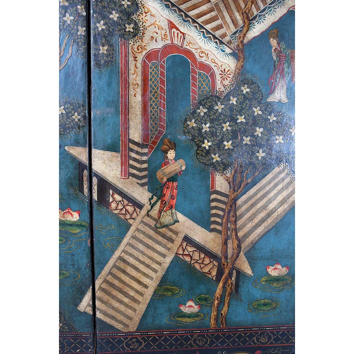 Biombo de cuero plegable, de cuatro paneles, pintado con una escena de chinoiserie sobre un fondo azul poco habitual. La escena muestra una estructura central conectada a una valla. El edificio y sus alrededores están poblados por un elenco de