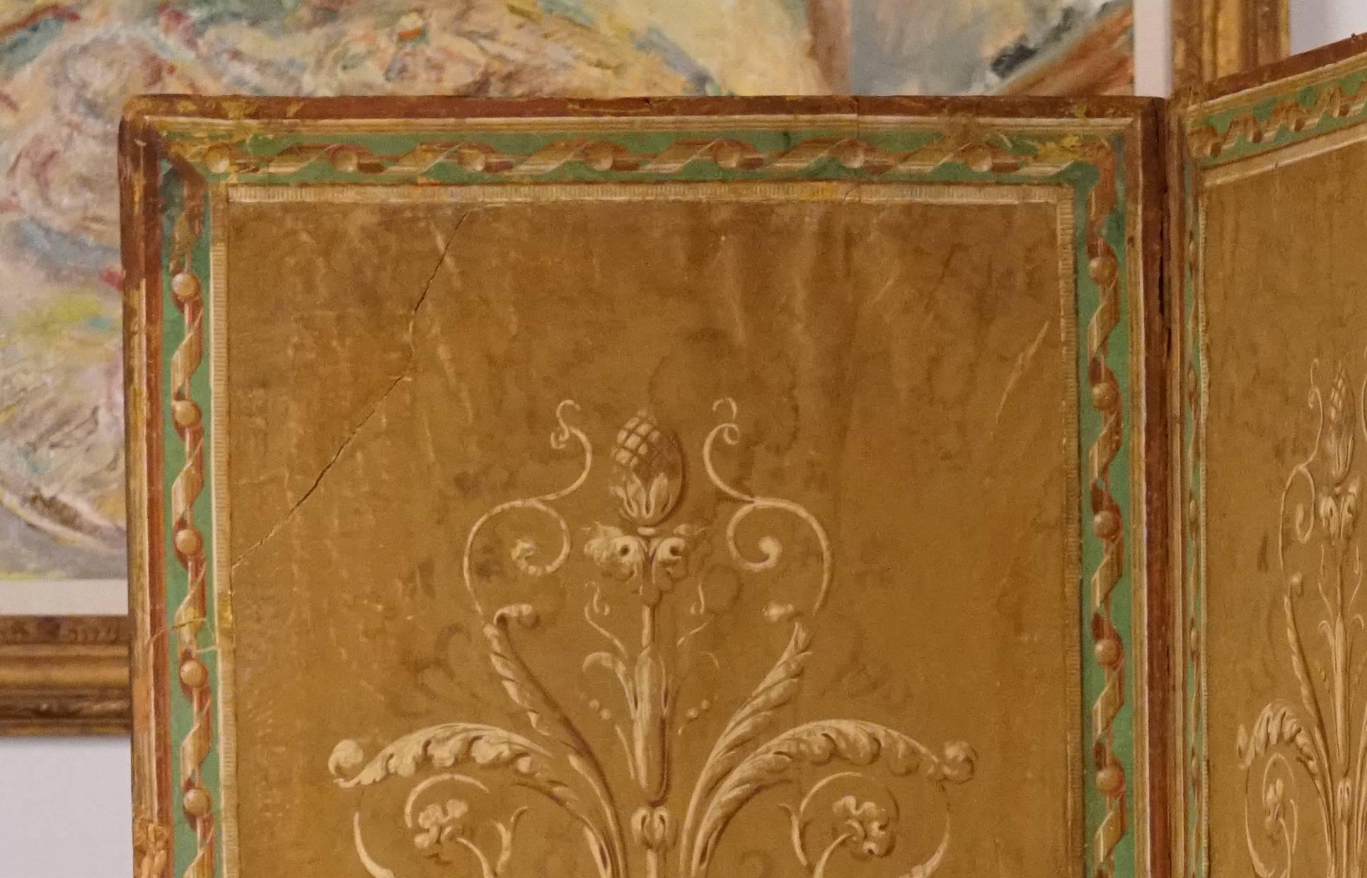 Neoklassischer französischer Raumteiler mit zwei Tafeln, bemalt im Zustand „Gut“ im Angebot in Sheffield, MA