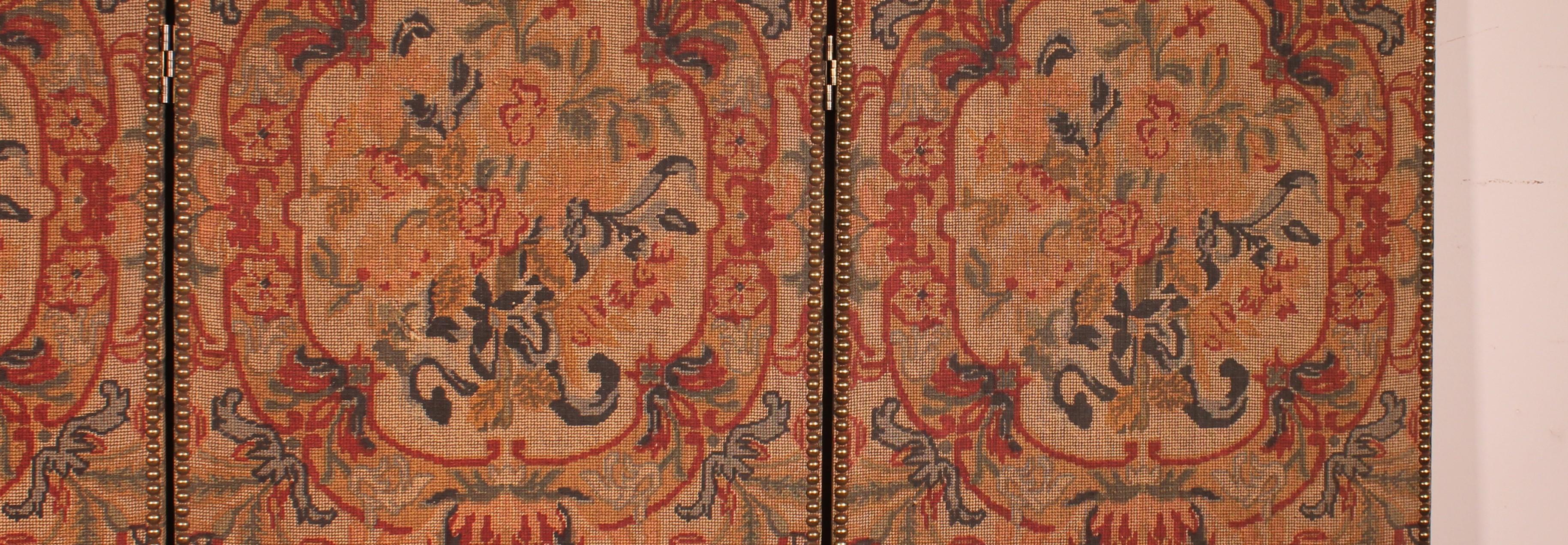 Four-panel Screen Painted Ony Fabric From The 19th Century In Good Condition For Sale In Brussels, Brussels