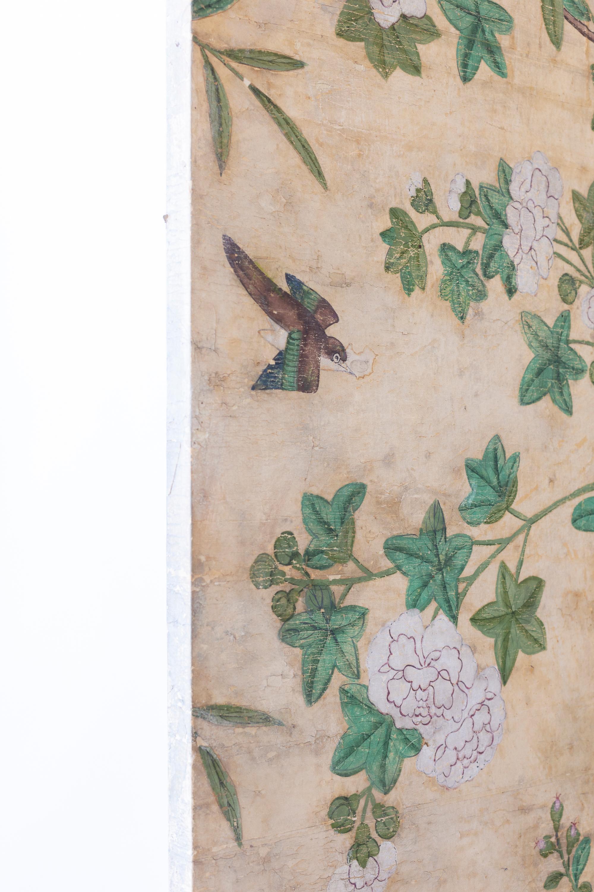 Paravent à quatre panneaux avec papier peint floral chinois ancien peint à la main en vente 2