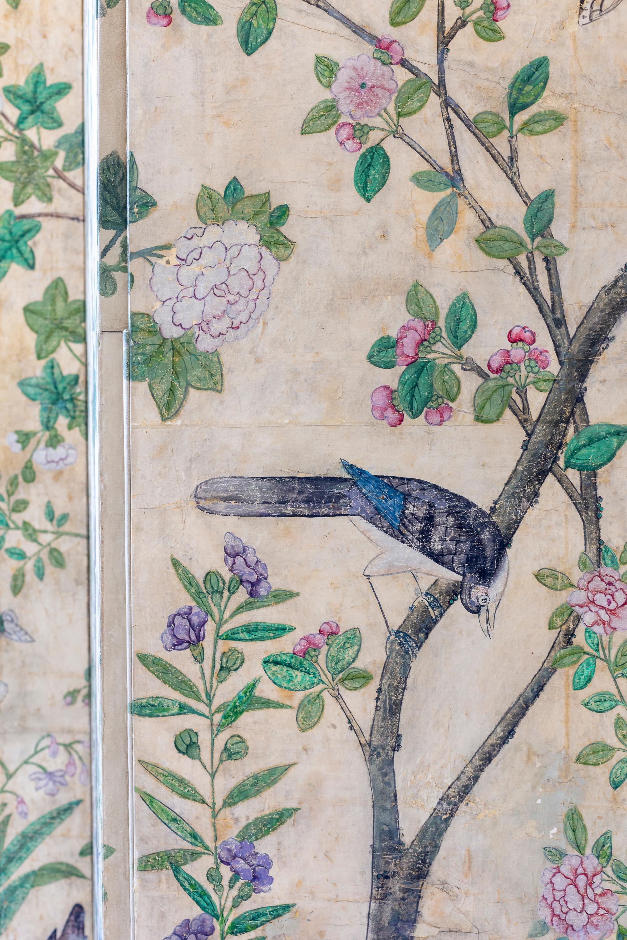 Paravent à quatre panneaux avec papier peint floral chinois ancien peint à la main en vente 3