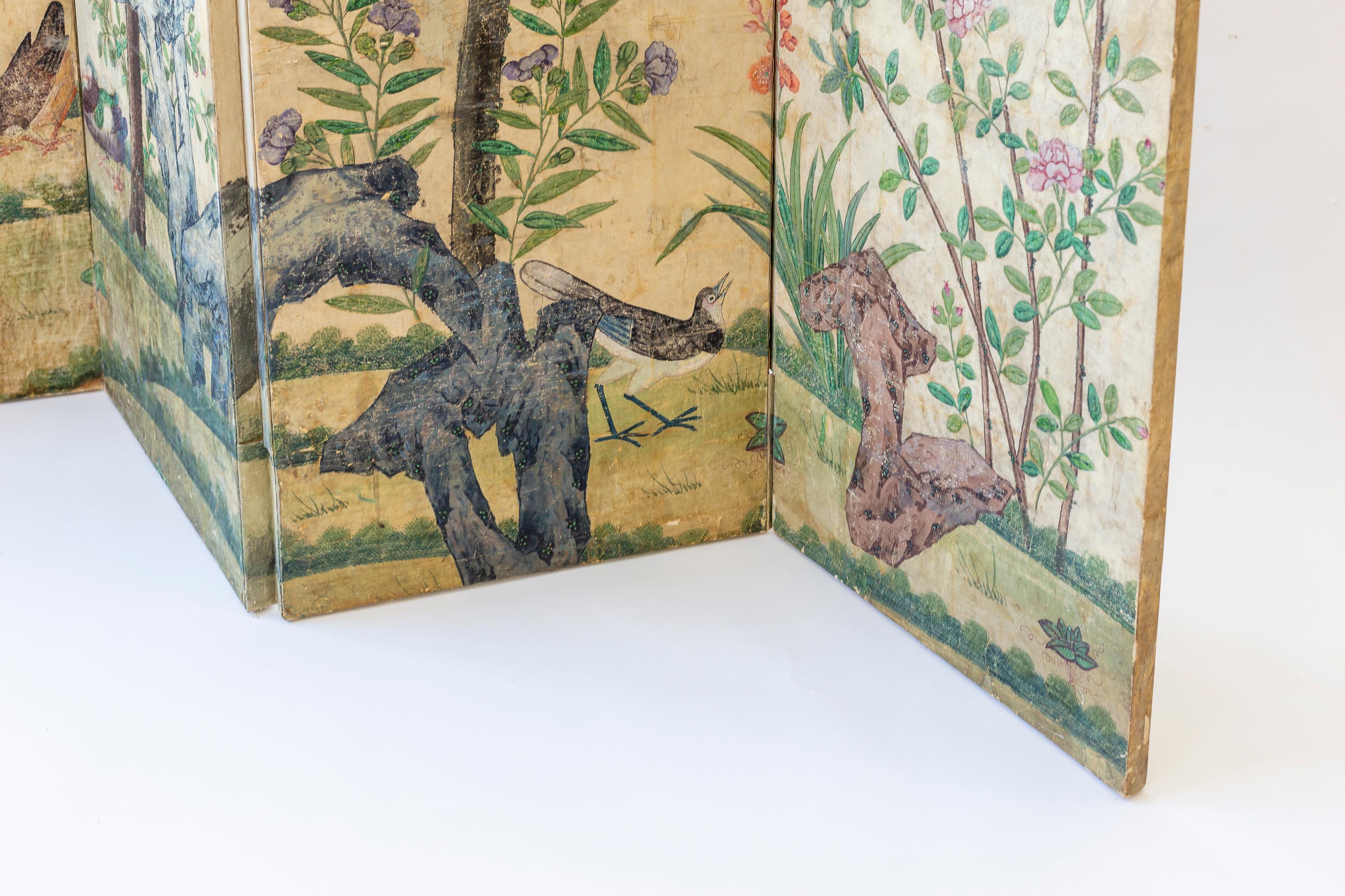Paravent à quatre panneaux avec papier peint floral chinois ancien peint à la main en vente 4