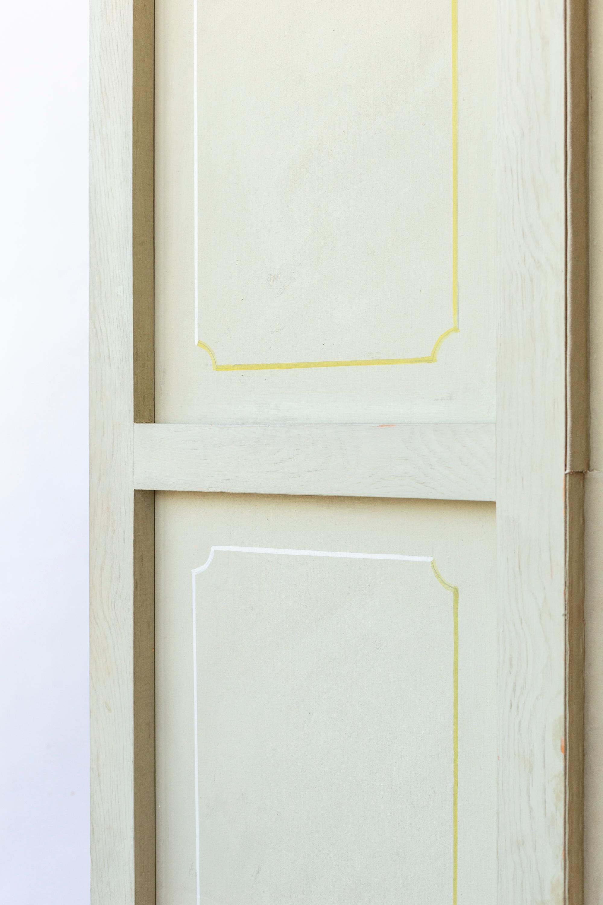 Grand paravent à quatre panneaux avec un superbe papier peint chinois ancien peint à la main appliqué sur le devant.

Les papiers peints peints à la main tels que ceux-ci étaient créés pour l'exportation, à partir de la fin du XIXe siècle.  XVIIIe