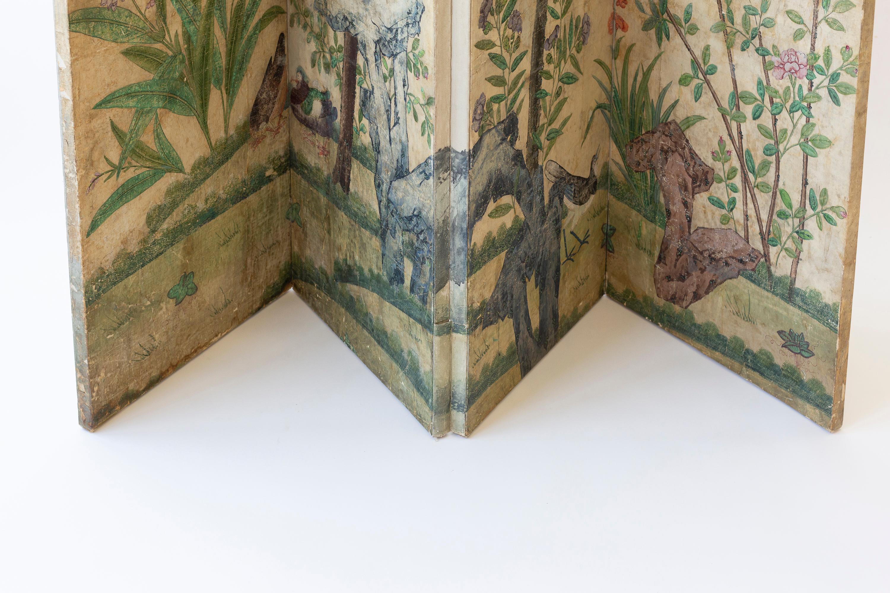 Chinois Paravent à quatre panneaux avec papier peint floral chinois ancien peint à la main en vente