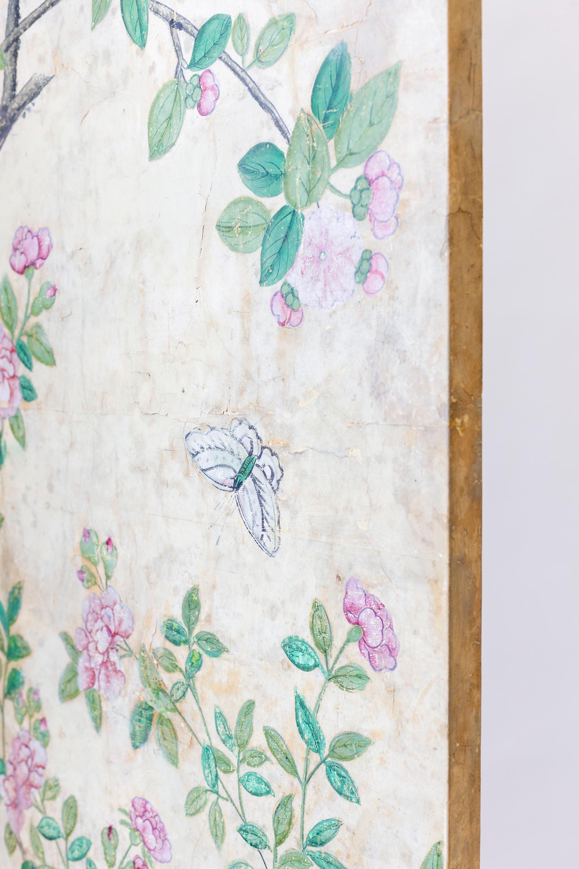 Paravent à quatre panneaux avec papier peint floral chinois ancien peint à la main Bon état - En vente à New York, NY