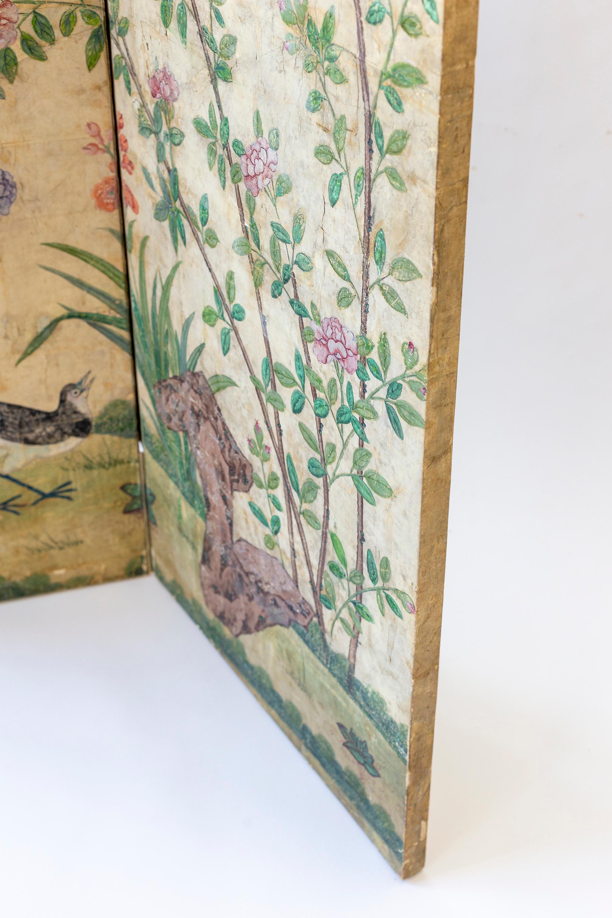 XIXe siècle Paravent à quatre panneaux avec papier peint floral chinois ancien peint à la main en vente