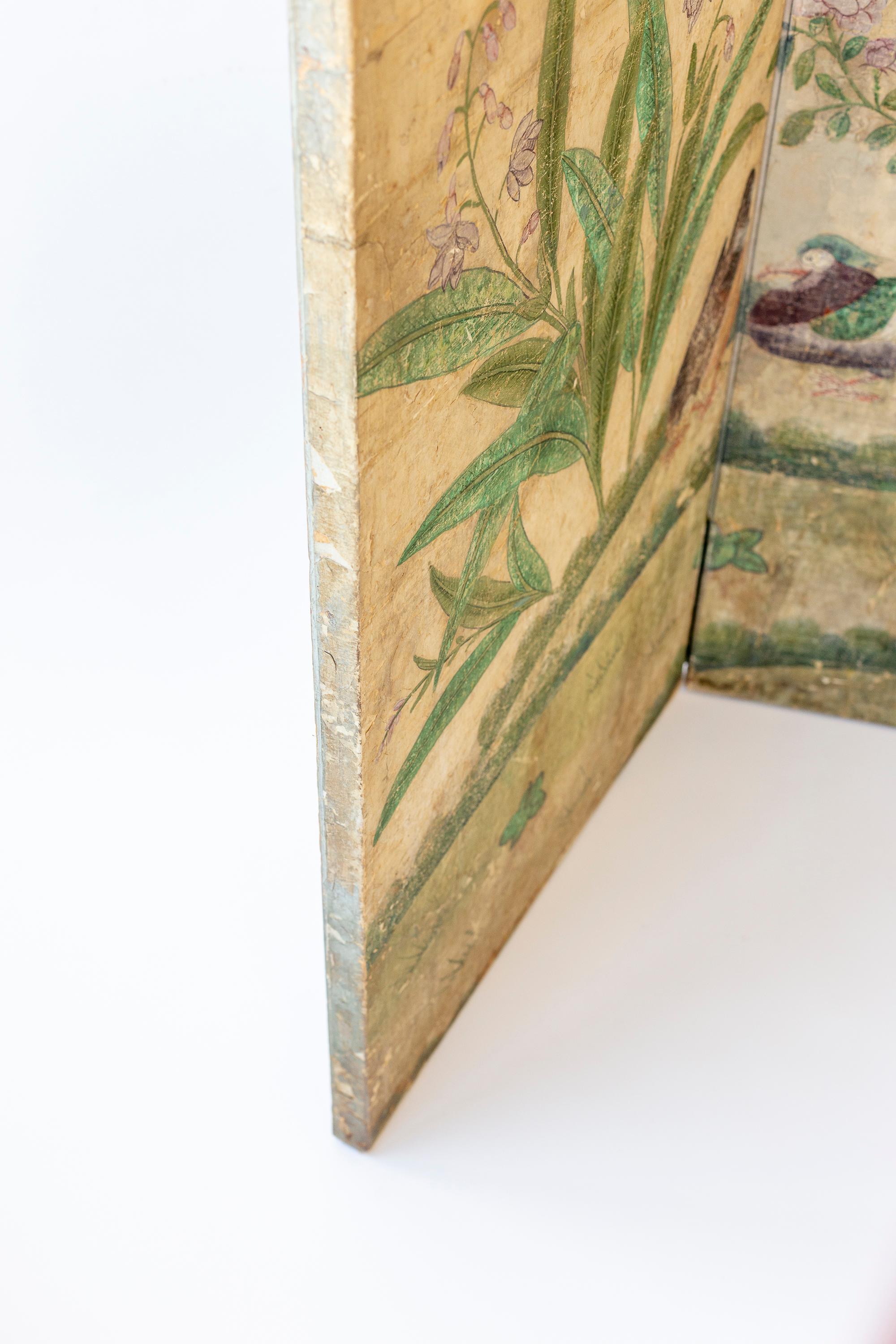 Bois Paravent à quatre panneaux avec papier peint floral chinois ancien peint à la main en vente