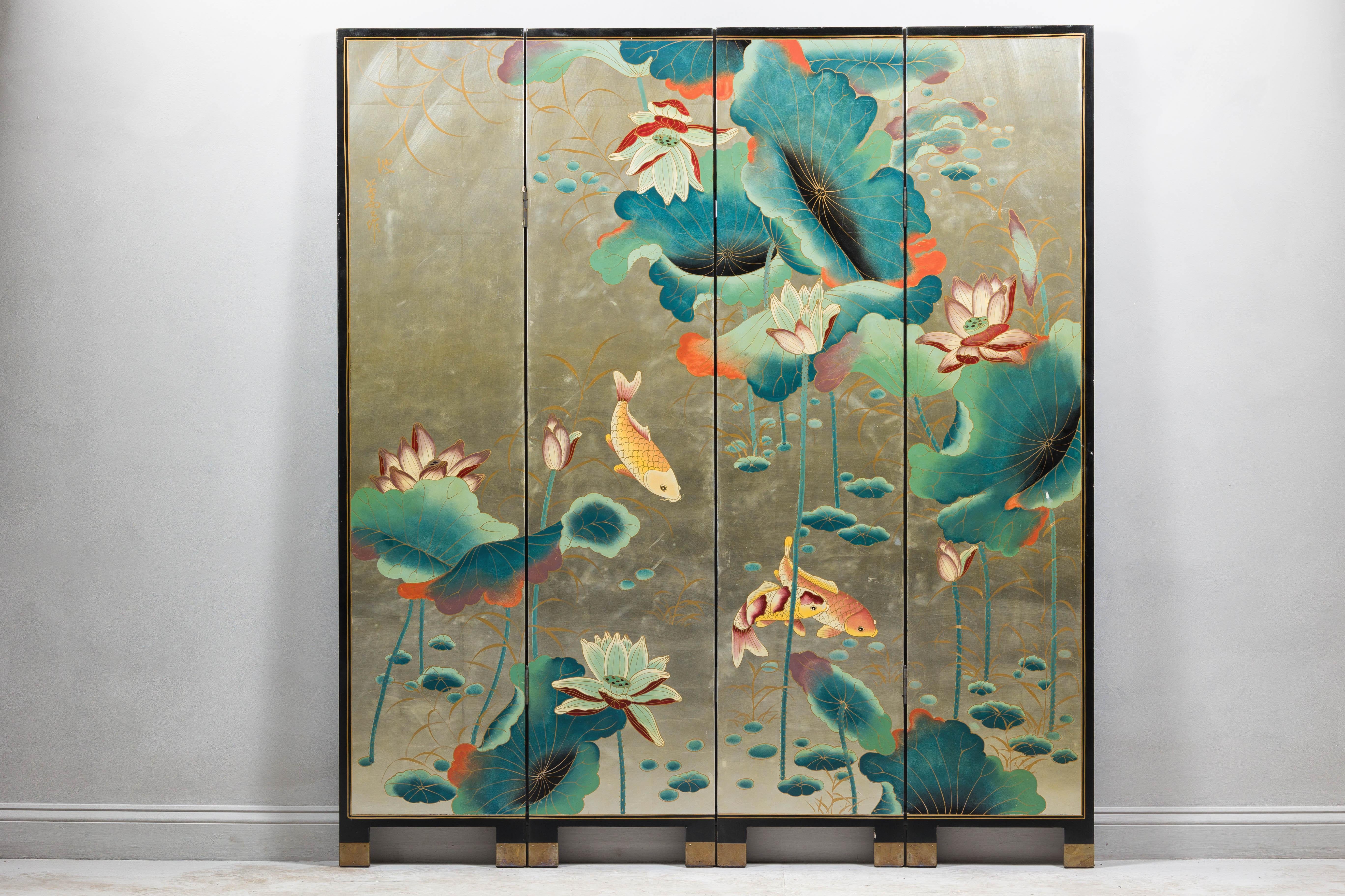 Biombo de cuatro paneles con peces koi y loto. Este exquisito biombo de cuatro paneles muestra una fascinante escena de peces koi nadando graciosamente entre grandes flores de loto y una vibrante flora acuática. La obra de arte está representada
