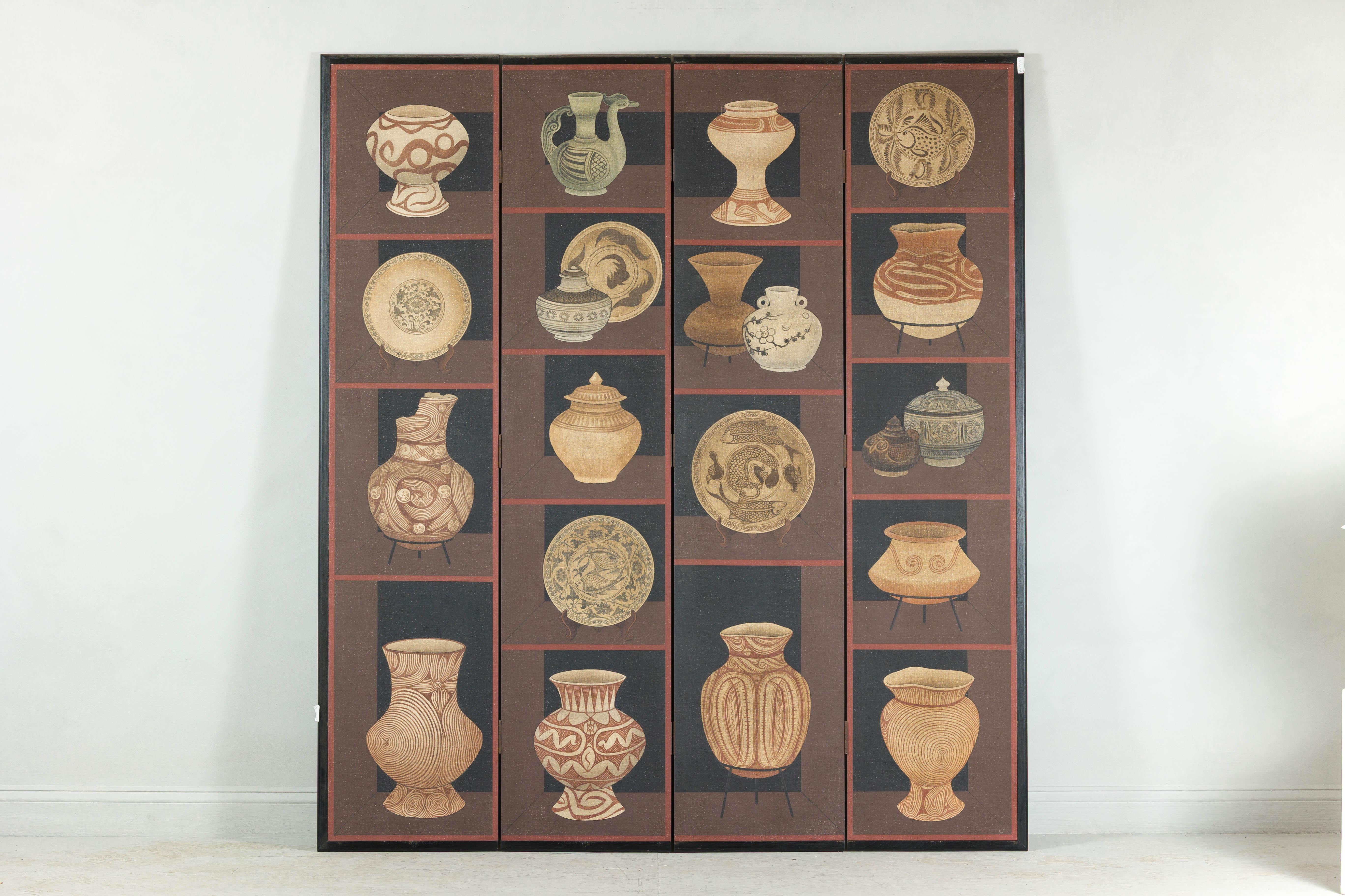 Questo paravento a quattro pannelli è caratterizzato da un disegno dipinto in stile griglia che mostra rendering stilizzati di ceramiche e piatti tradizionali cinesi. Ogni pannello è pieno di immagini dettagliate di vasi, ciotole con piede, piatti e