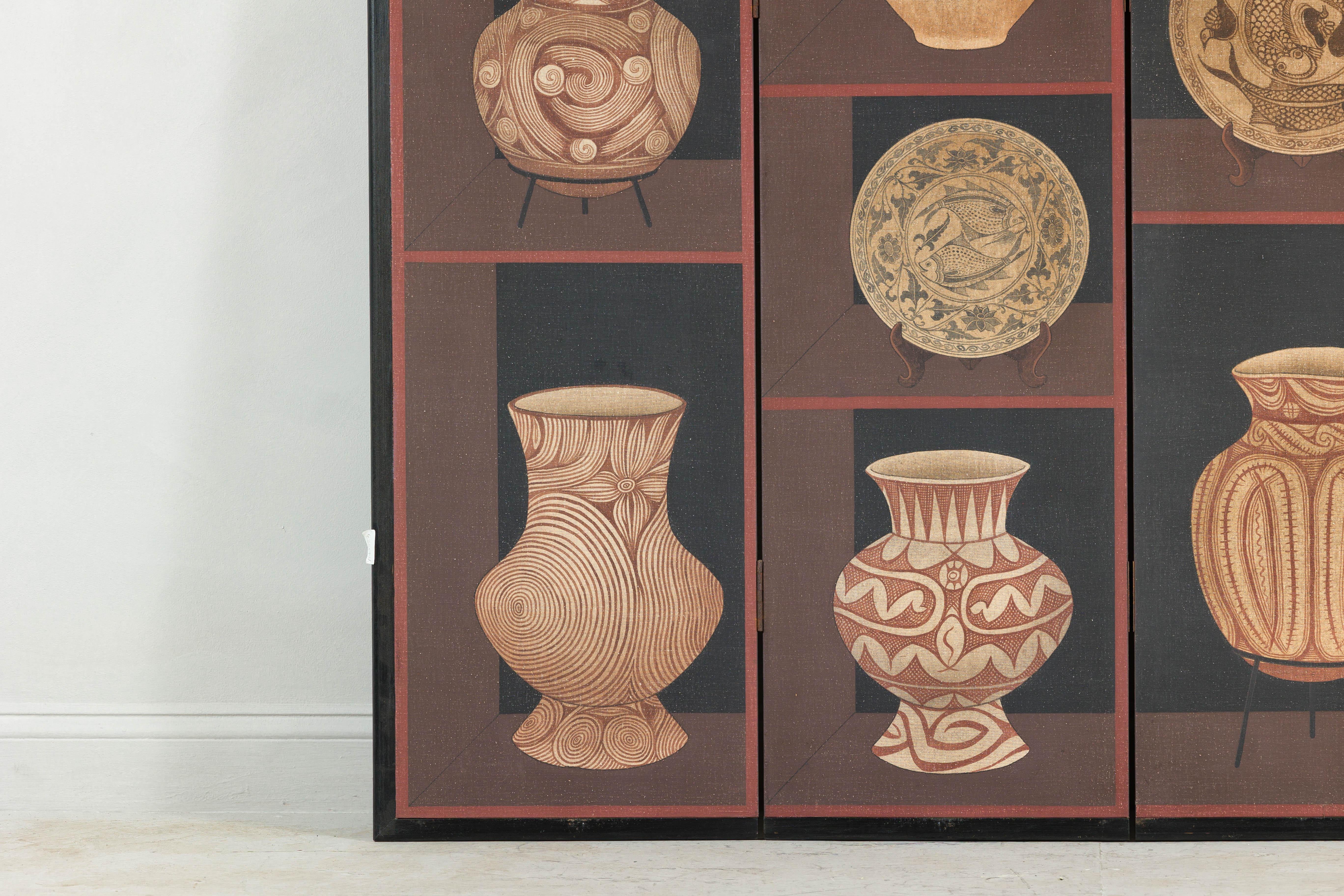 Legno Paravento a quattro pannelli con vasi e piatti dipinti nei toni del marrone e del nero in vendita