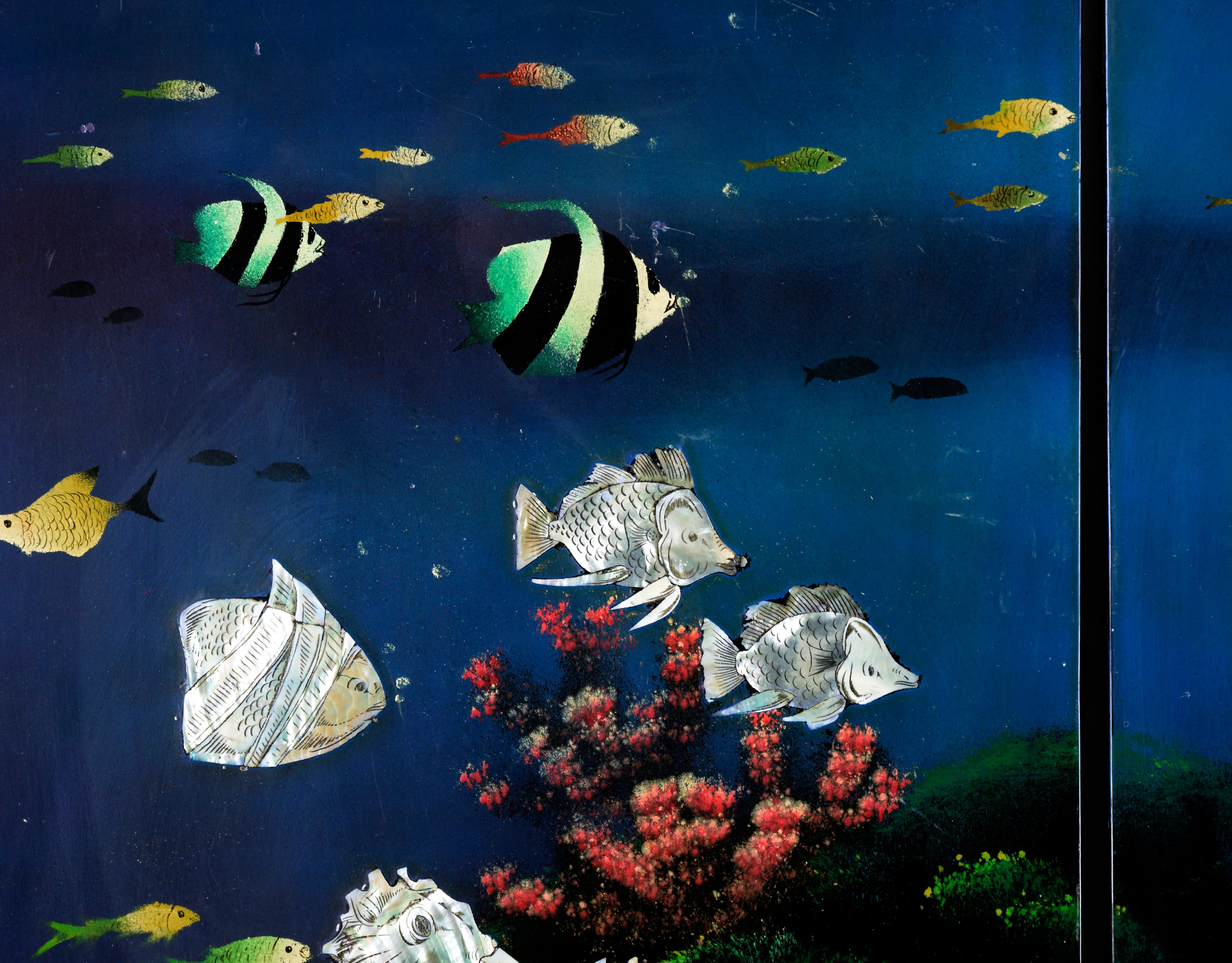 Tropische Unterwasserszene mit Perlmutt-Intarsien auf Holzplatte, vier Tafeln

Aufwändige Szene mit vier Tafeln von einem unbekannten Künstler. Wasser, Korallen und einige tropische Fische wurden auf die Tafeln gemalt. Auf jeder Tafel sind mehrere