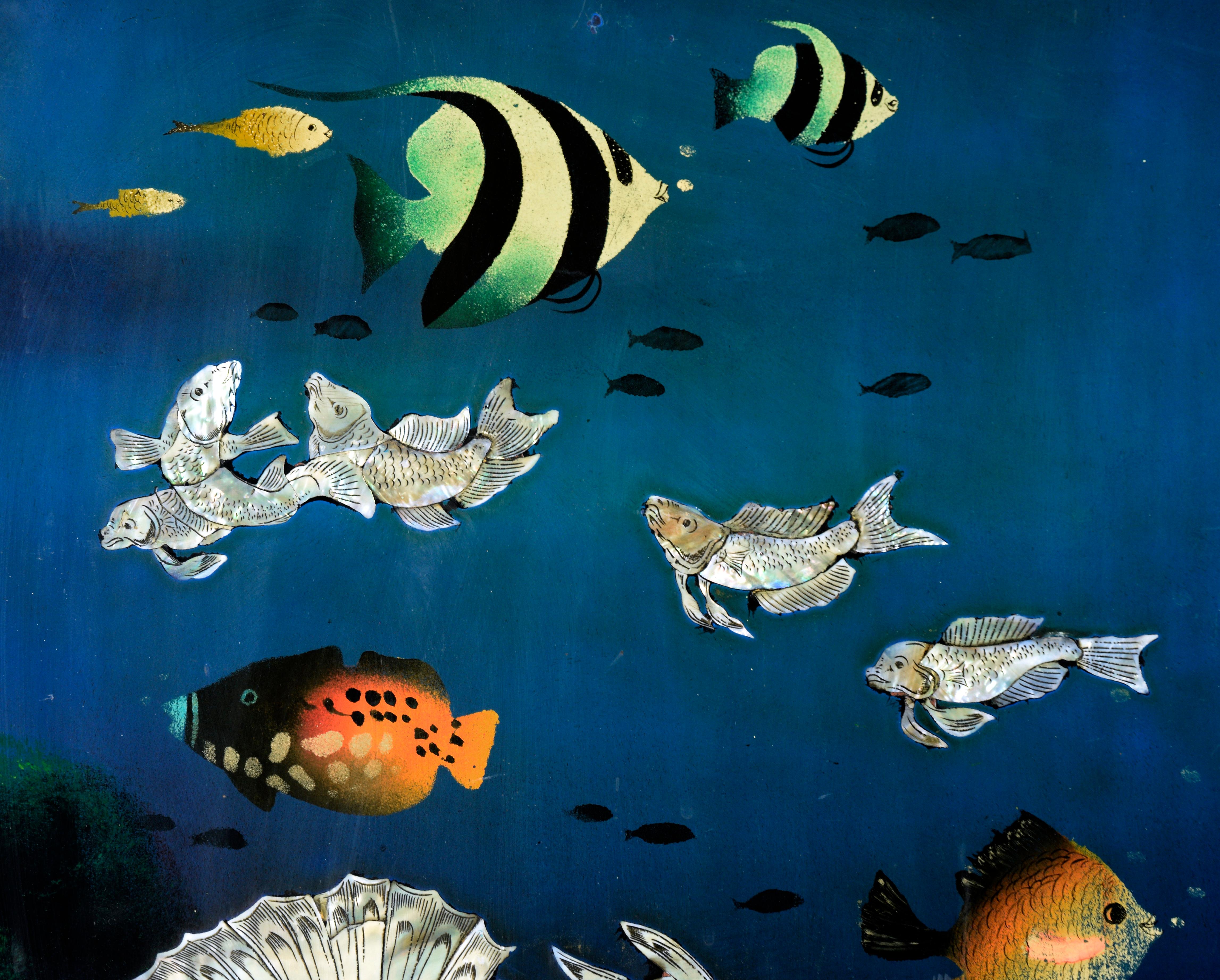 Tropische Unterwasserszene mit Perlmutt-Intarsien auf Holzplatte, vier Tafeln (Japanisch) im Angebot