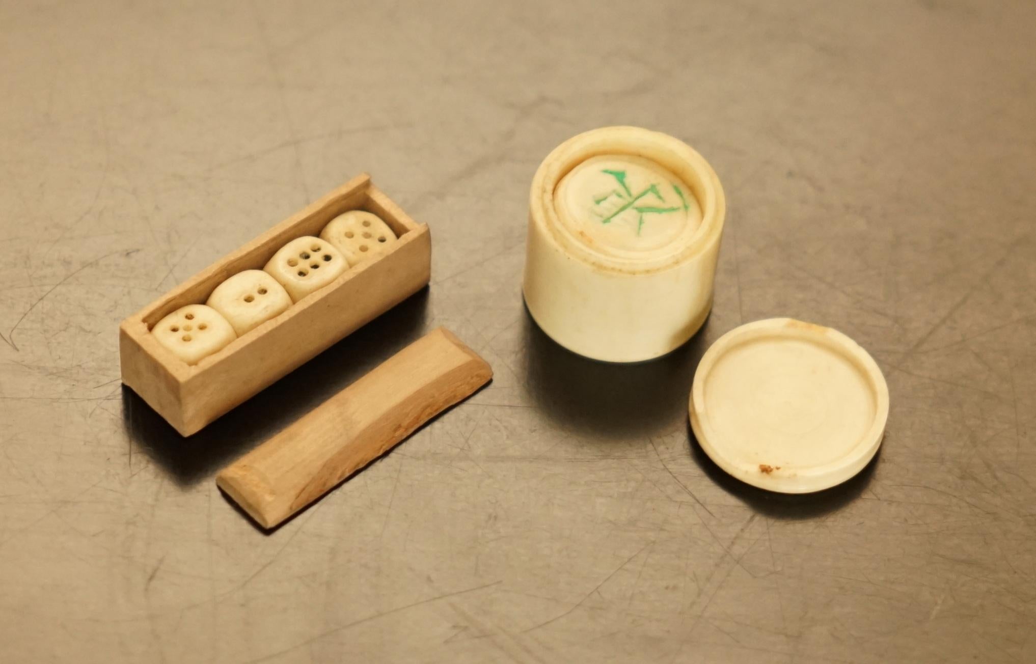 FOUR PERSON ANTIQUE MAHJONG SUITE CIRCA 1920's CHINESE EXPORT PERIOD WITH STAND For Sale 9