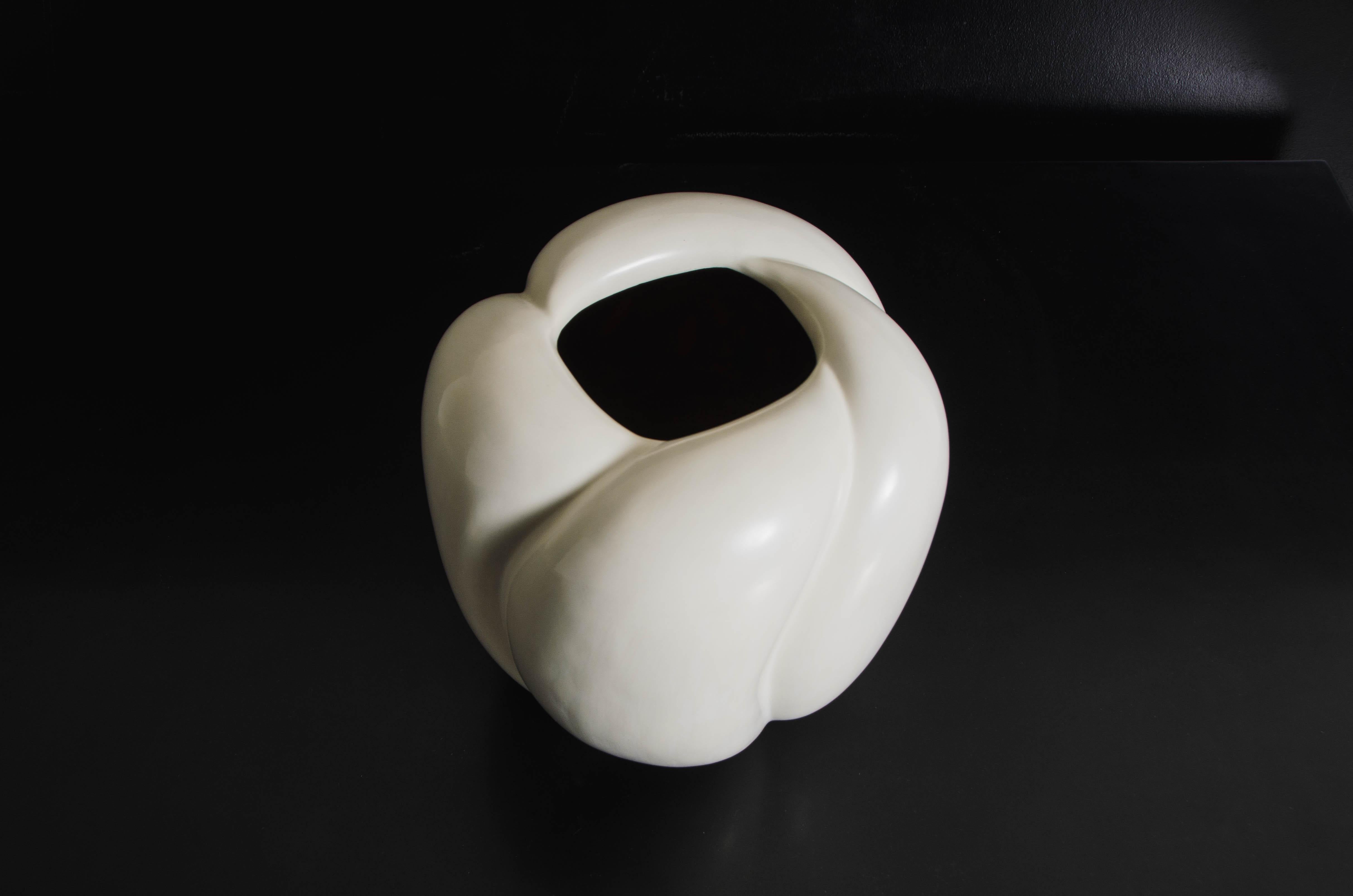 Four Petal Cream Lacquer Pot by Robert Kuo, Limited Edition For Sale 4