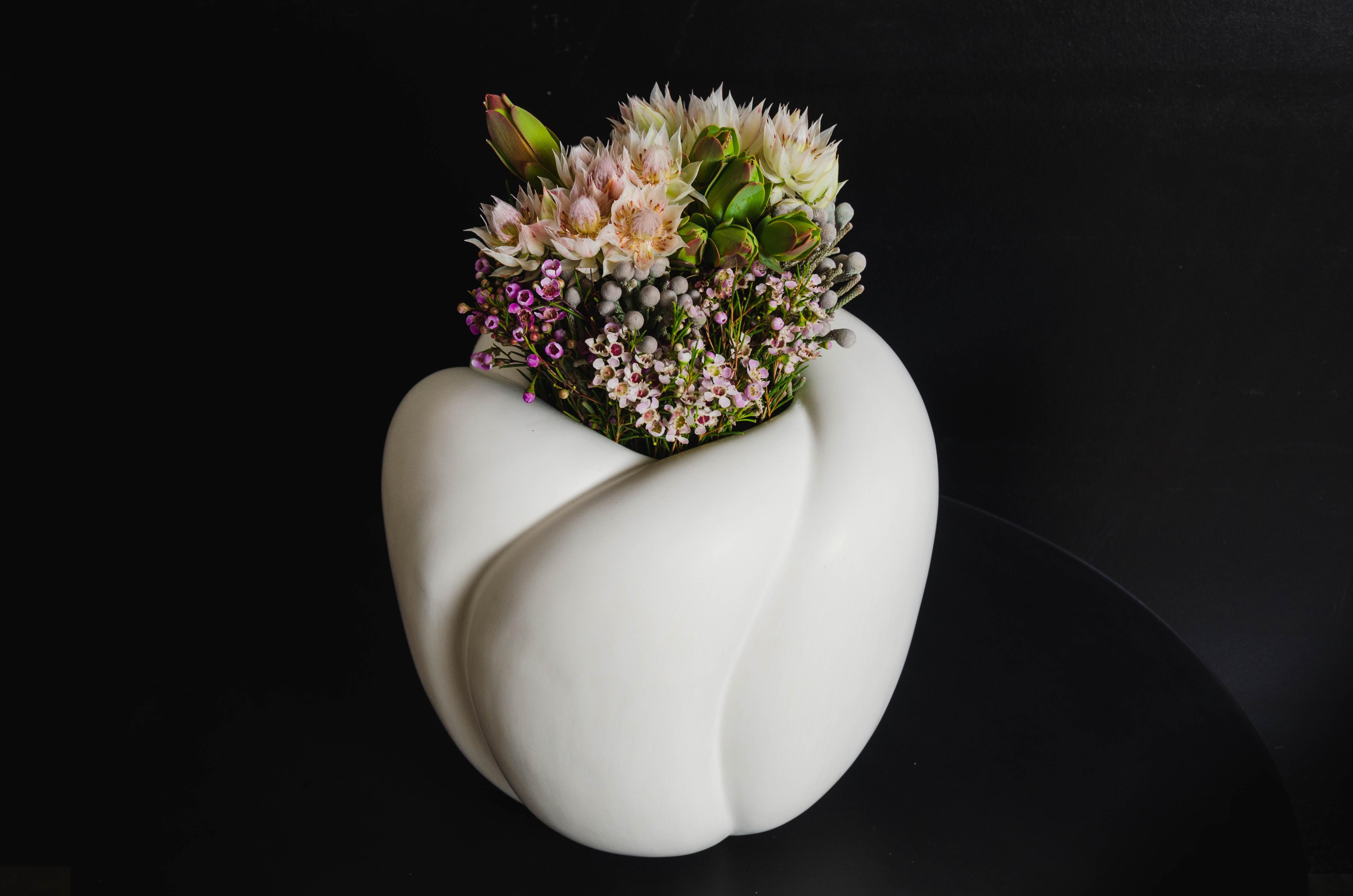 Four Petal Cream Lacquer Pot by Robert Kuo, Limited Edition For Sale 1