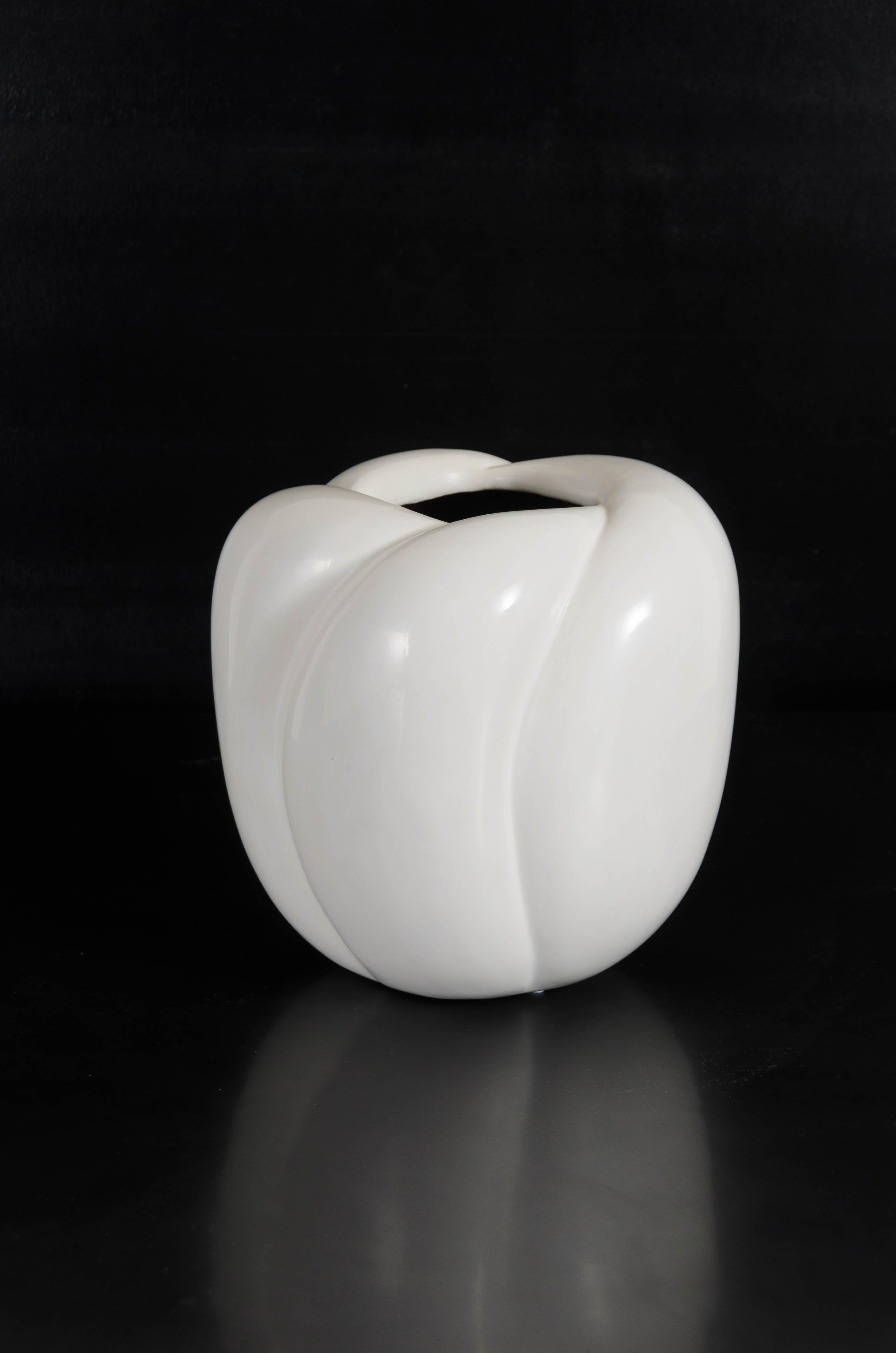 Four Petal Cream Lacquer Pot by Robert Kuo, Limited Edition For Sale 2