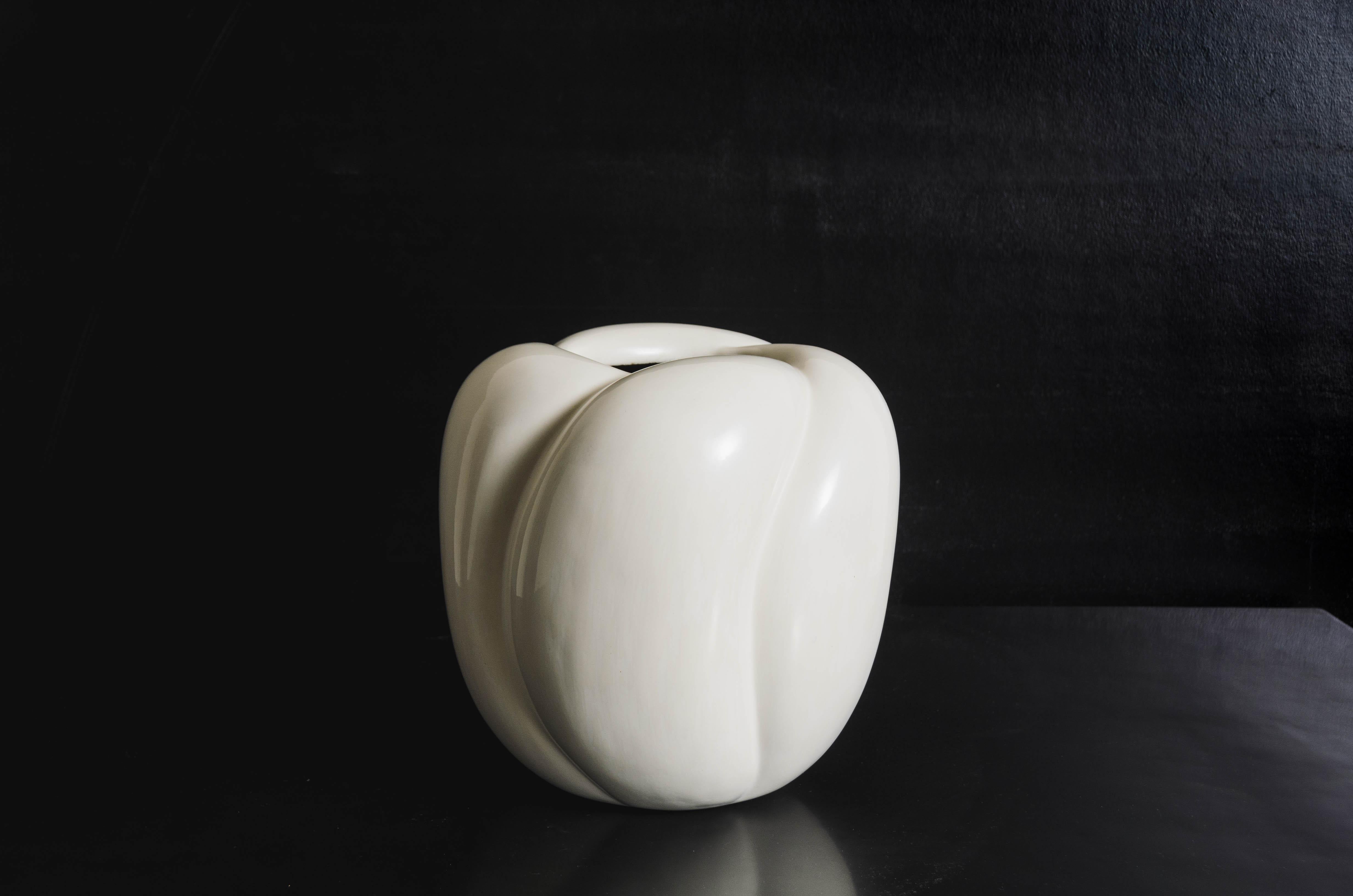 Four Petal Cream Lacquer Pot by Robert Kuo, Limited Edition For Sale 3