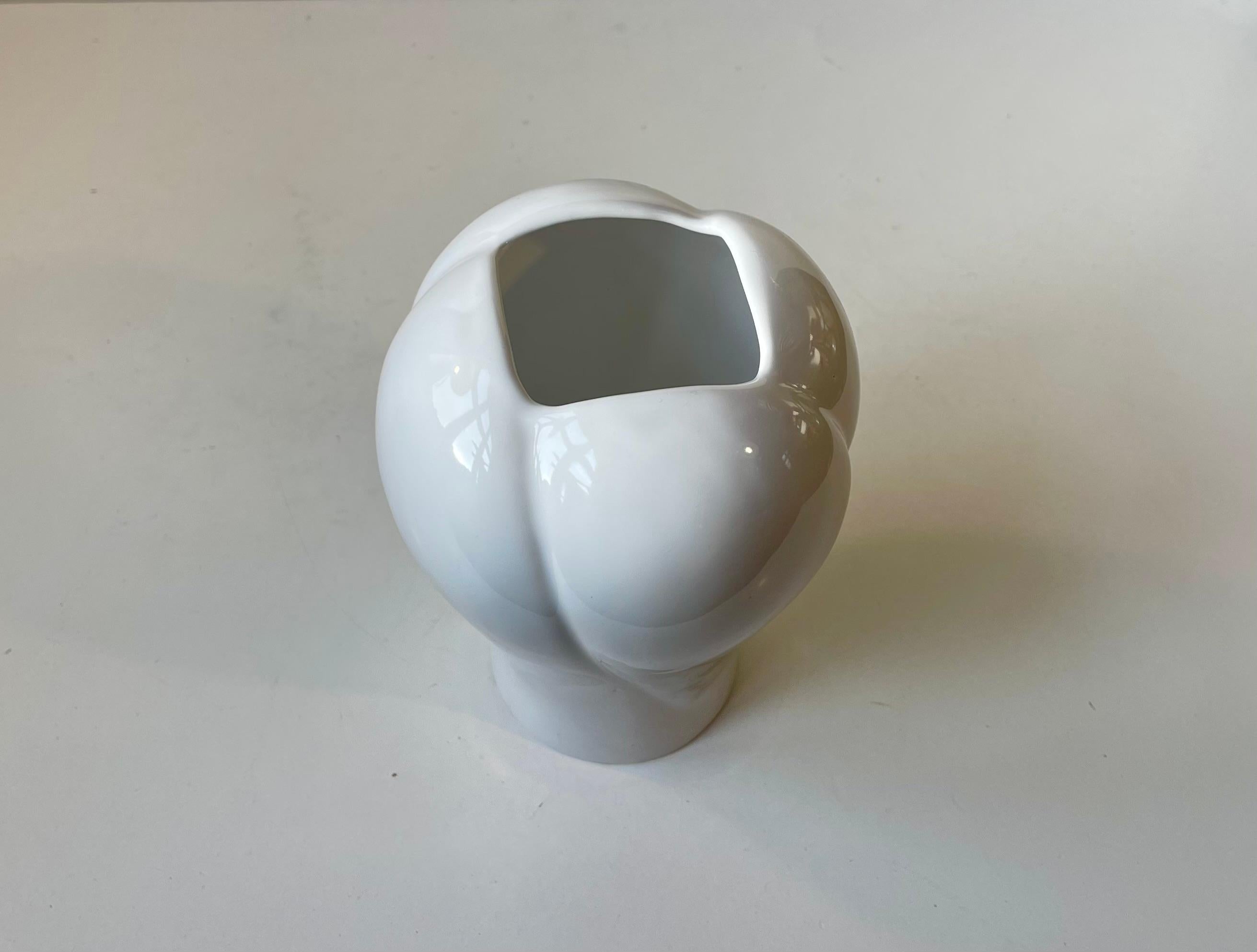 Unbekannte europäische Porzellanvase im Stil von Wilhelm Kåge. Gekennzeichnet mit RC und einer Krone sowie einer unleserlichen Schrift. Sie stammt möglicherweise aus Portugal. Sie ist weiß glasiert und hat ein organisches Design mit vier