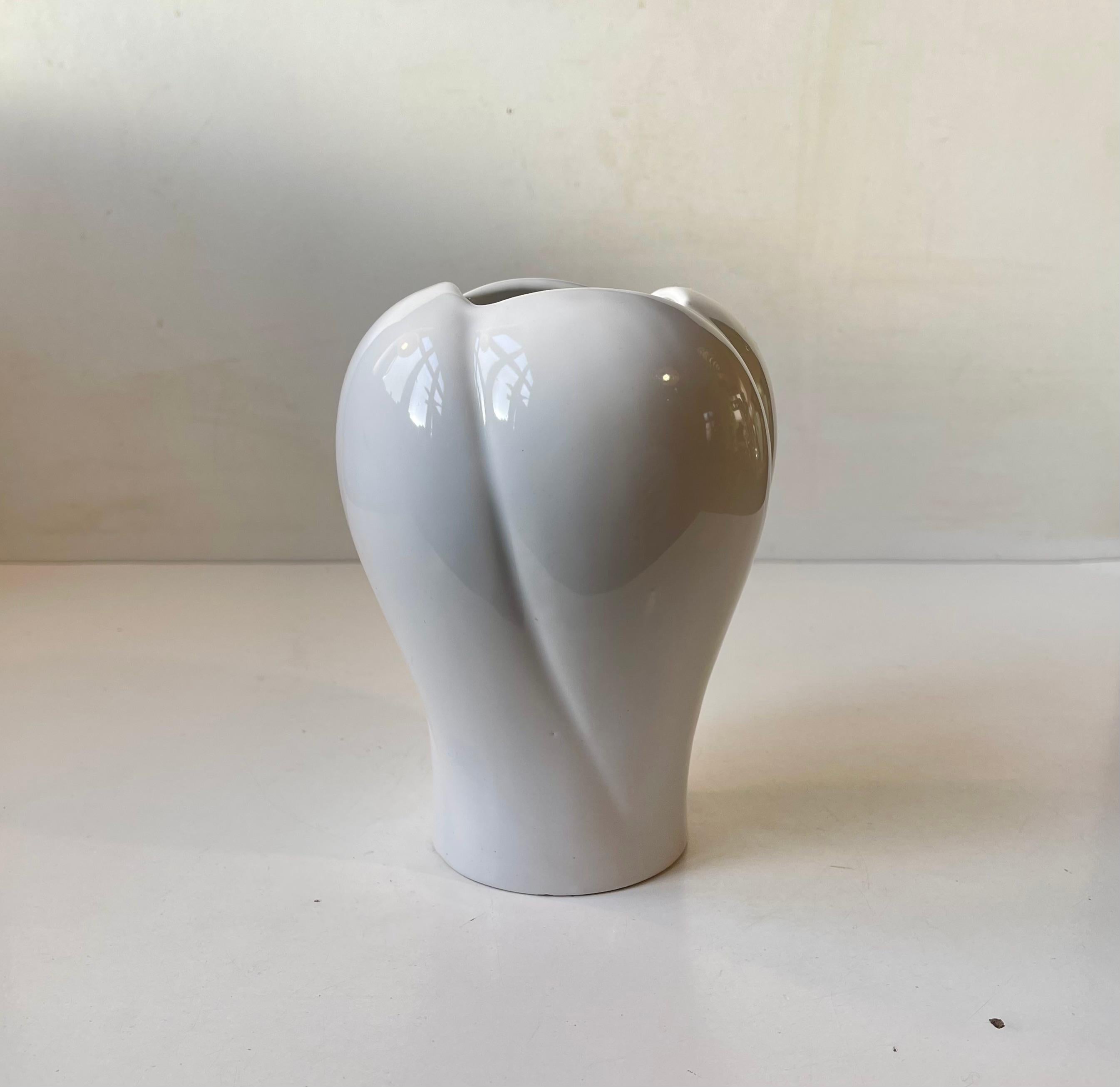 Modernistische Vase mit vier Blütenblättern aus weißem Porzellan, 1970er Jahre (Moderne der Mitte des Jahrhunderts) im Angebot