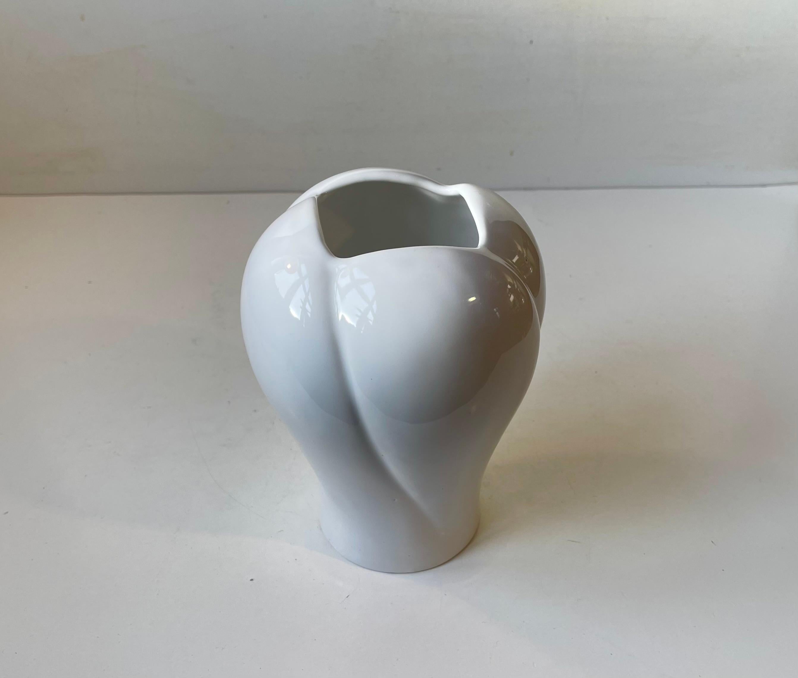Modernistische Vase mit vier Blütenblättern aus weißem Porzellan, 1970er Jahre (Europäisch) im Angebot
