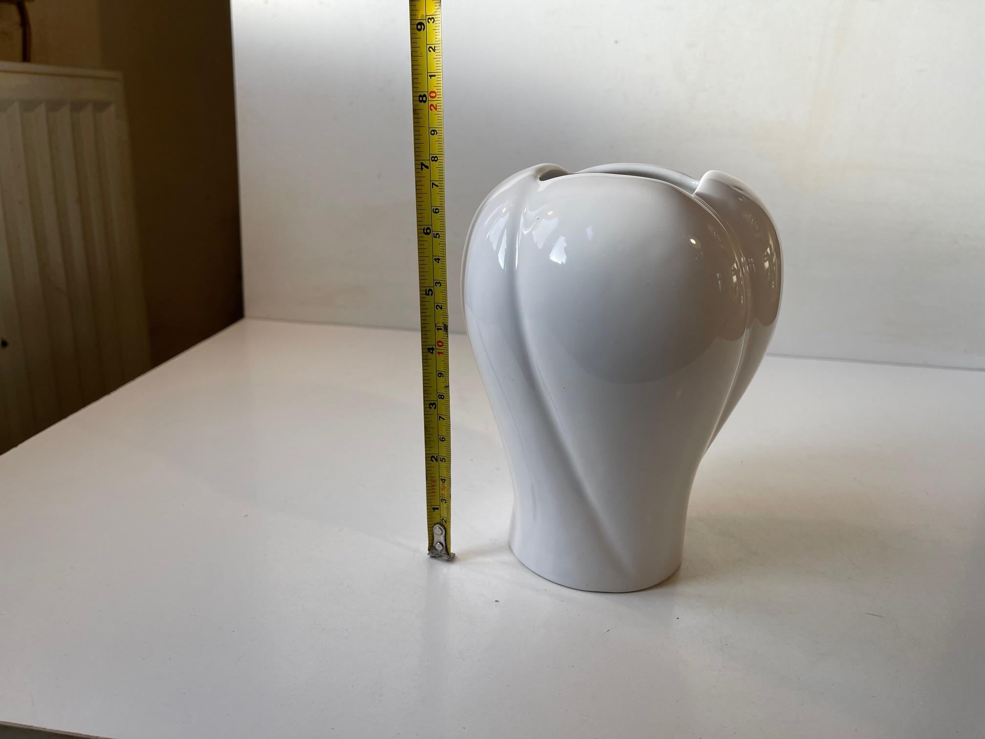 Modernistische Vase mit vier Blütenblättern aus weißem Porzellan, 1970er Jahre (Glasiert) im Angebot