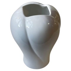 Modernistische Vase mit vier Blütenblättern aus weißem Porzellan, 1970er Jahre