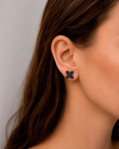 Pendientes de cuatro pétalos con moissanitas negras y zafiros azules de laboratorio
