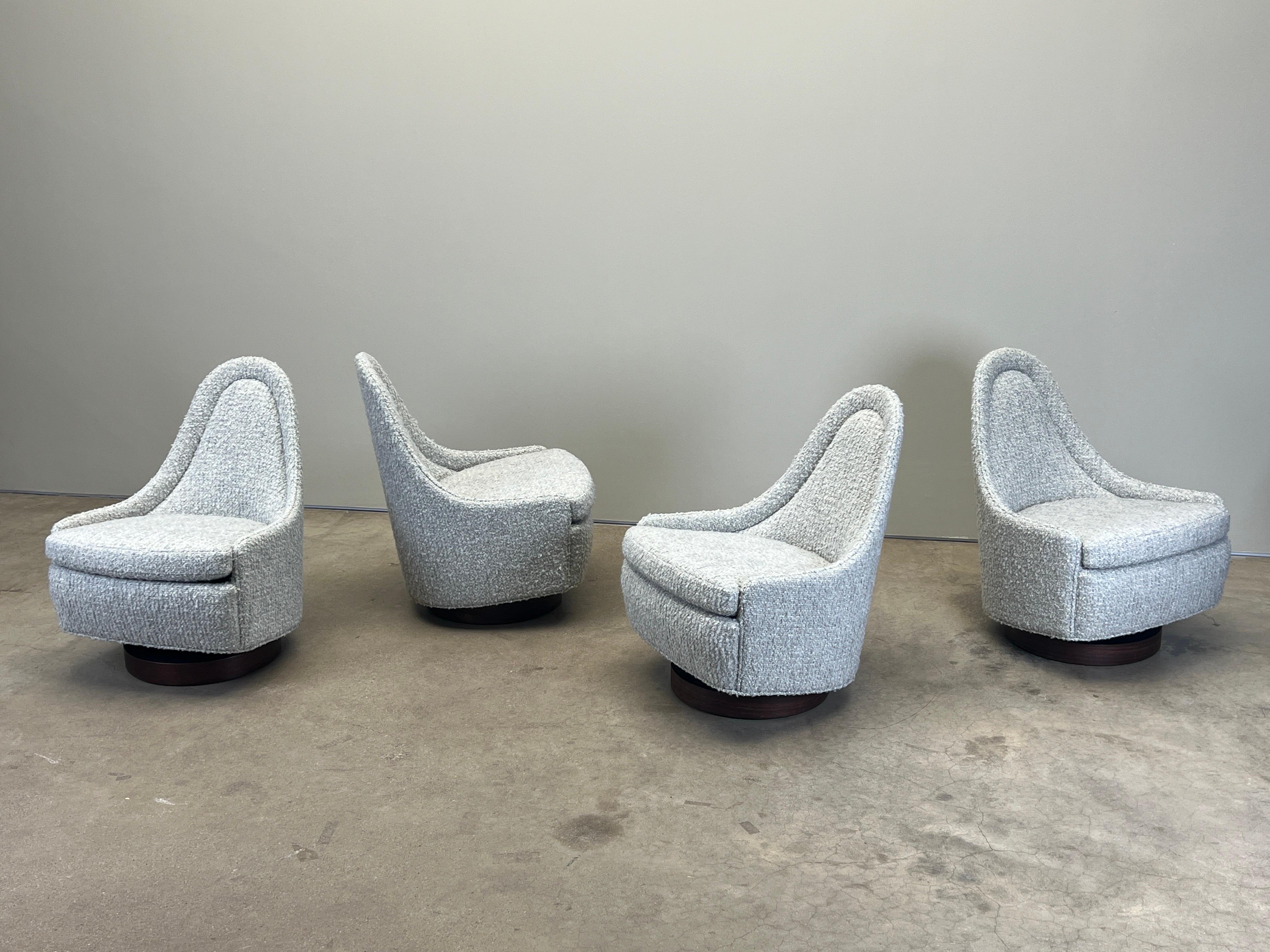 Ensemble assorti de quatre fauteuils pivotants à bascule de petite taille sur des bases en bois de rose. Conçu par Milo Baughman pour Thayer Coggin. Entièrement restauré et retapissé en HOLLY HUNT / Cardigan / Silver gray. 