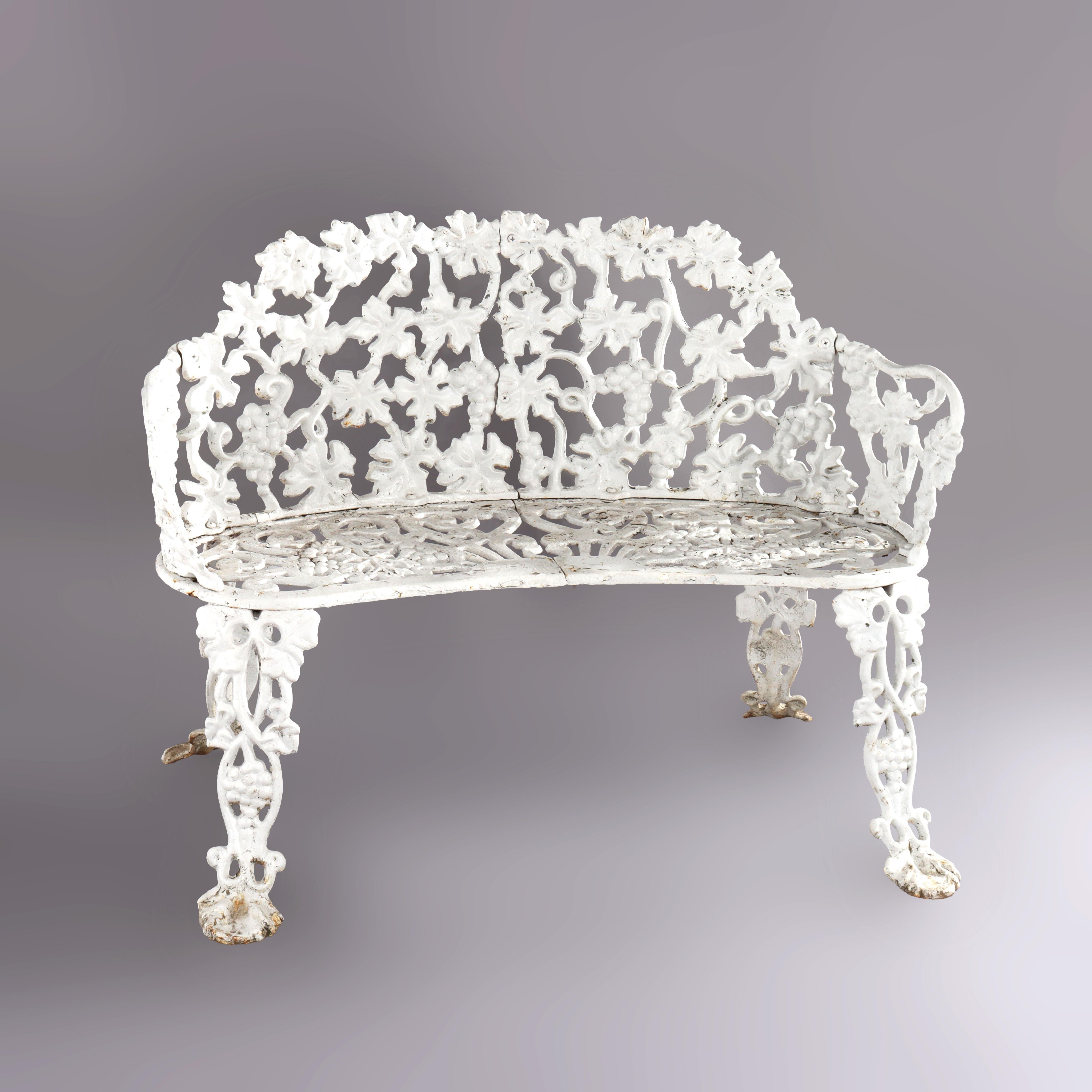 Set da giardino antico in ghisa Coalbrookdale con quattro pezzi di uva e foglie C1930 In condizioni buone in vendita a Big Flats, NY