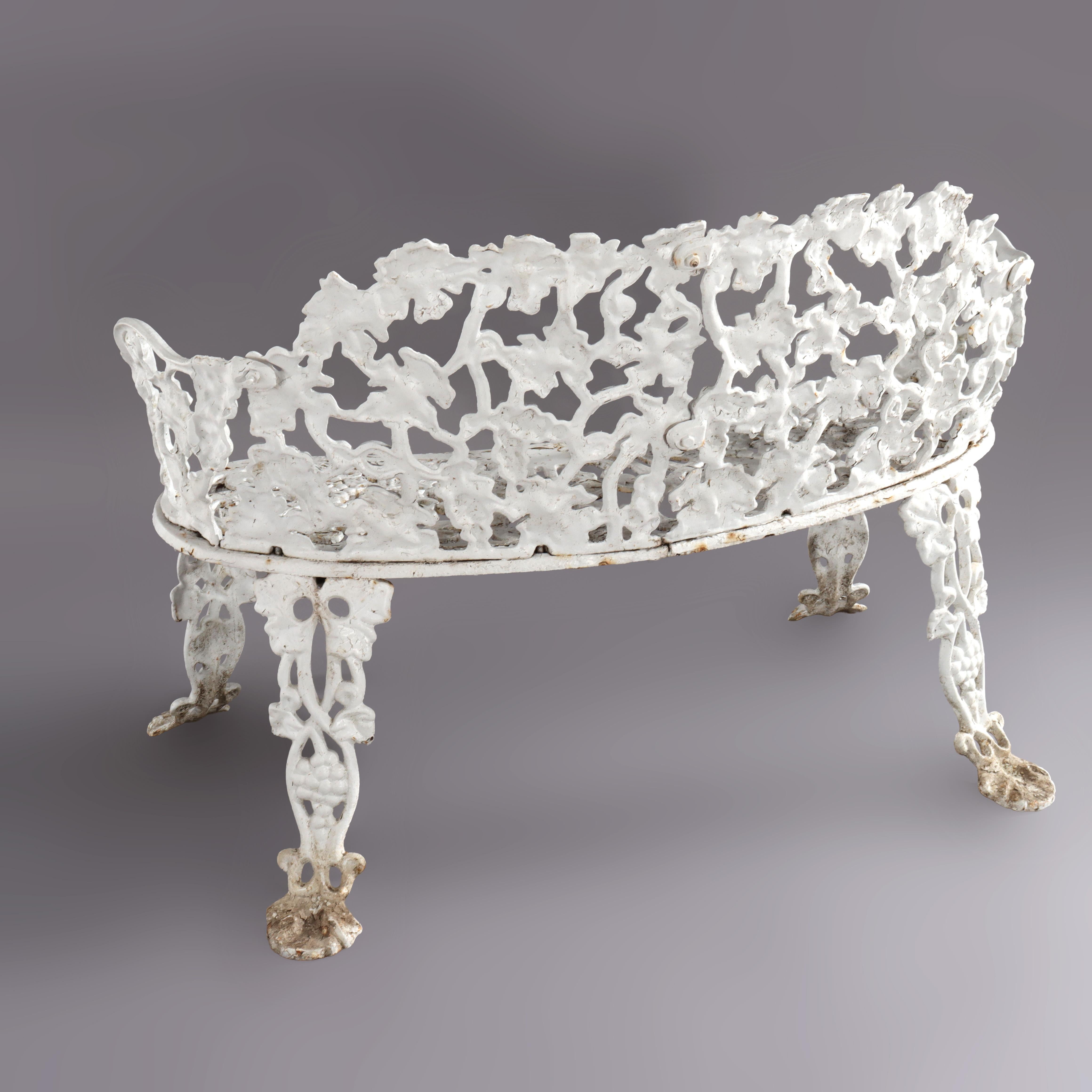 Ferro Set da giardino antico in ghisa Coalbrookdale con quattro pezzi di uva e foglie C1930 in vendita