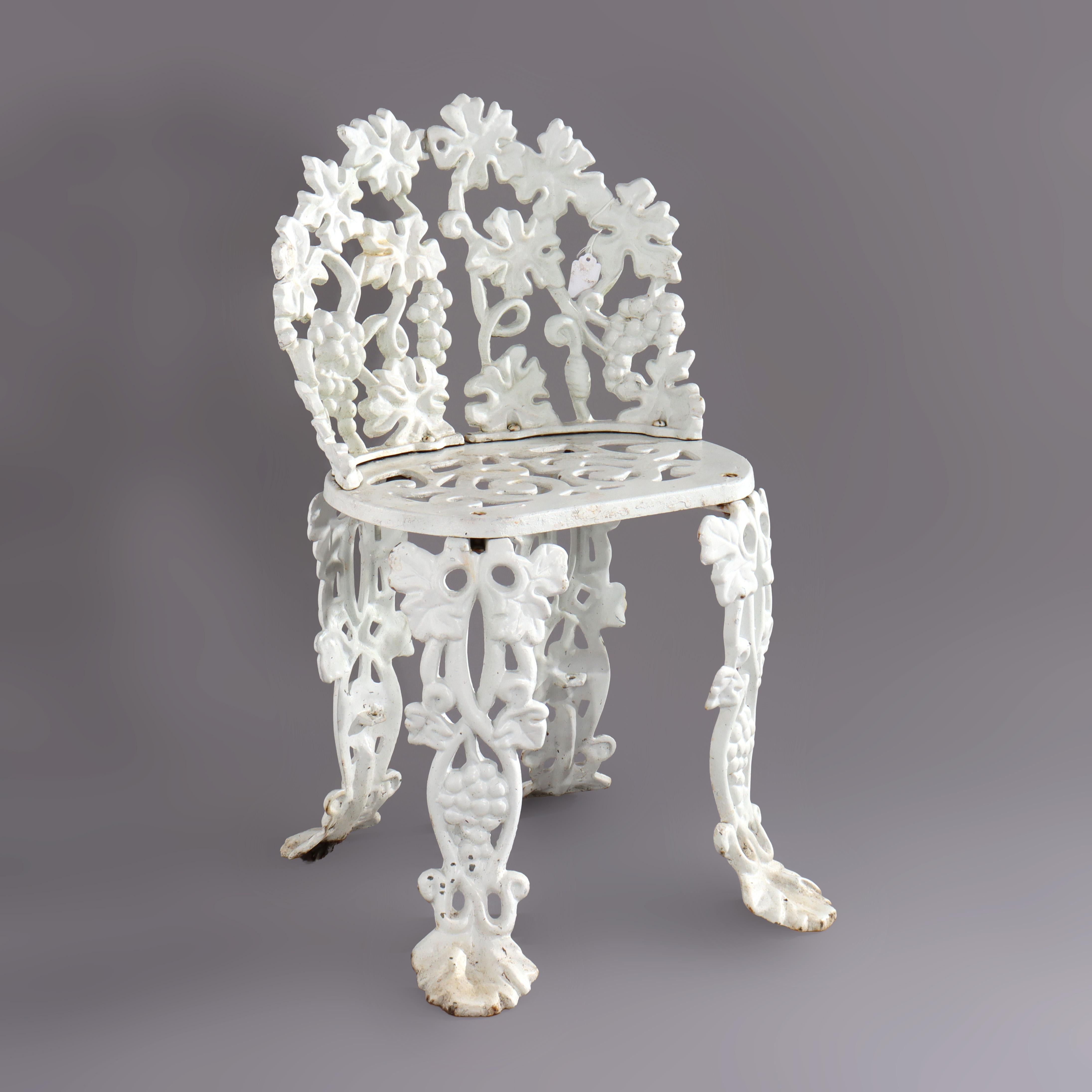 Set da giardino antico in ghisa Coalbrookdale con quattro pezzi di uva e foglie C1930 in vendita 1