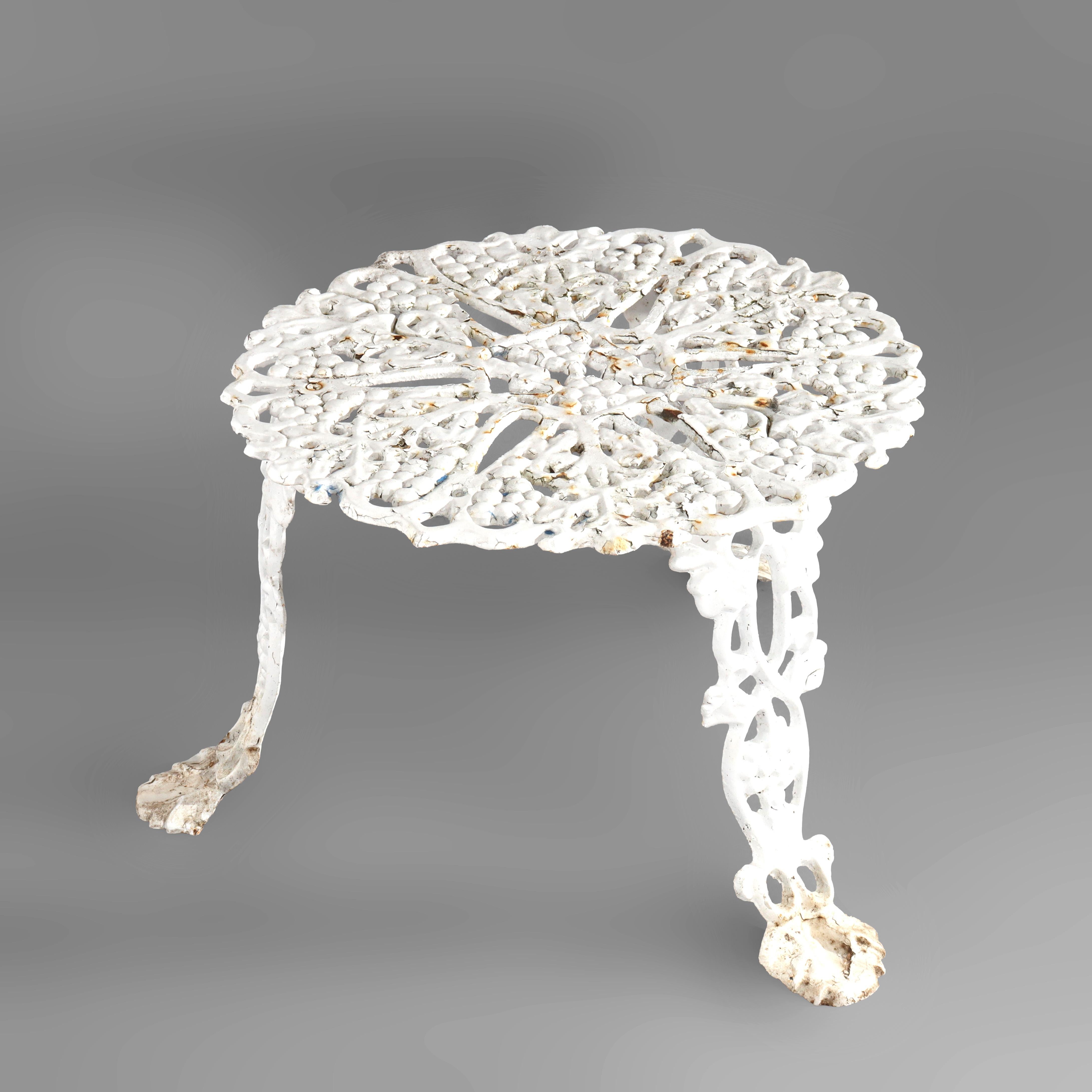 Set da giardino antico in ghisa Coalbrookdale con quattro pezzi di uva e foglie C1930 in vendita 2