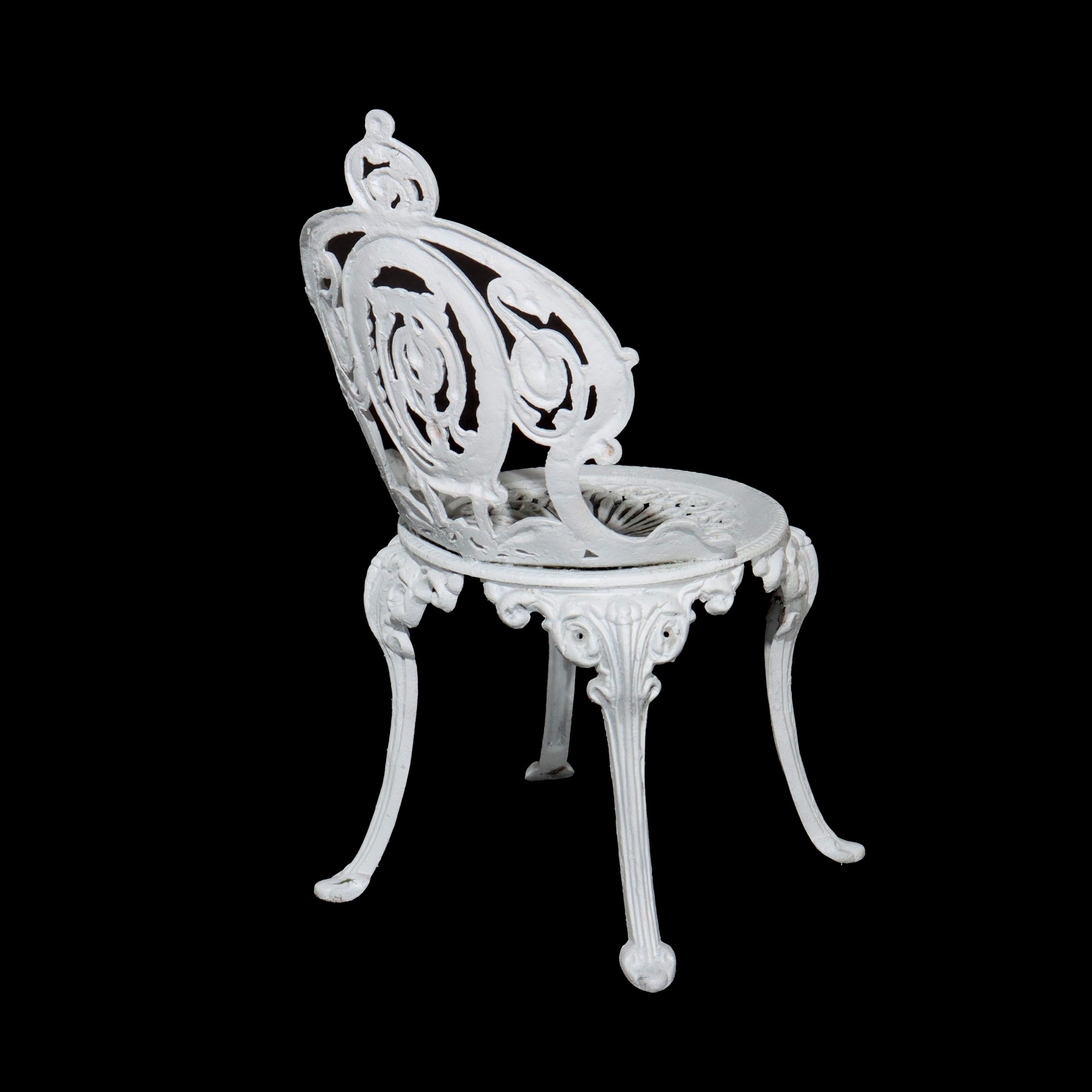 Mesa y 3 sillas de jardín antiguas de hierro fundido pintado de la escuela Fiske de cuatro piezas en venta 5