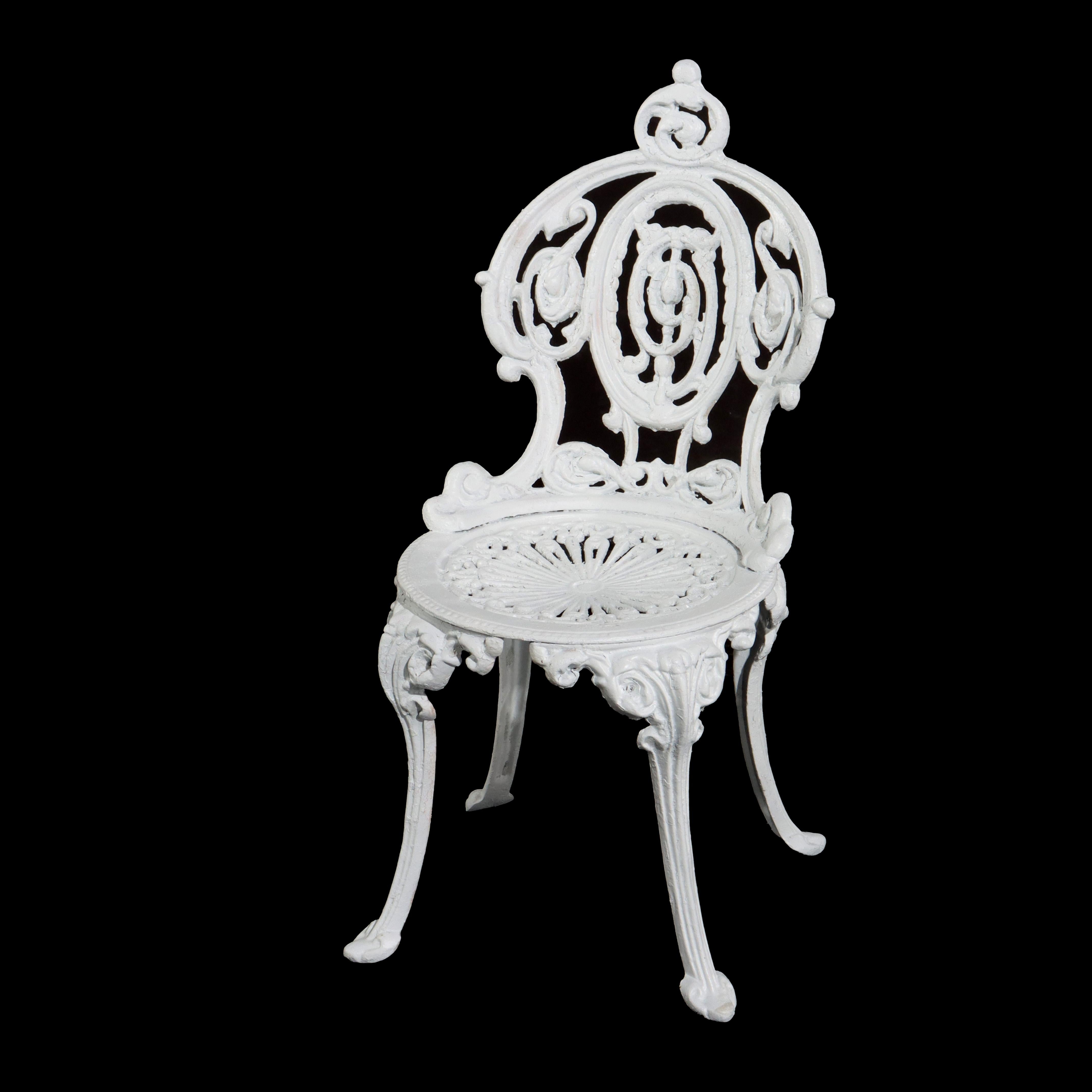 Mesa y 3 sillas antiguas de jardín de hierro fundido pintado de la escuela Fiske C1900
Sillas - 31 1/4