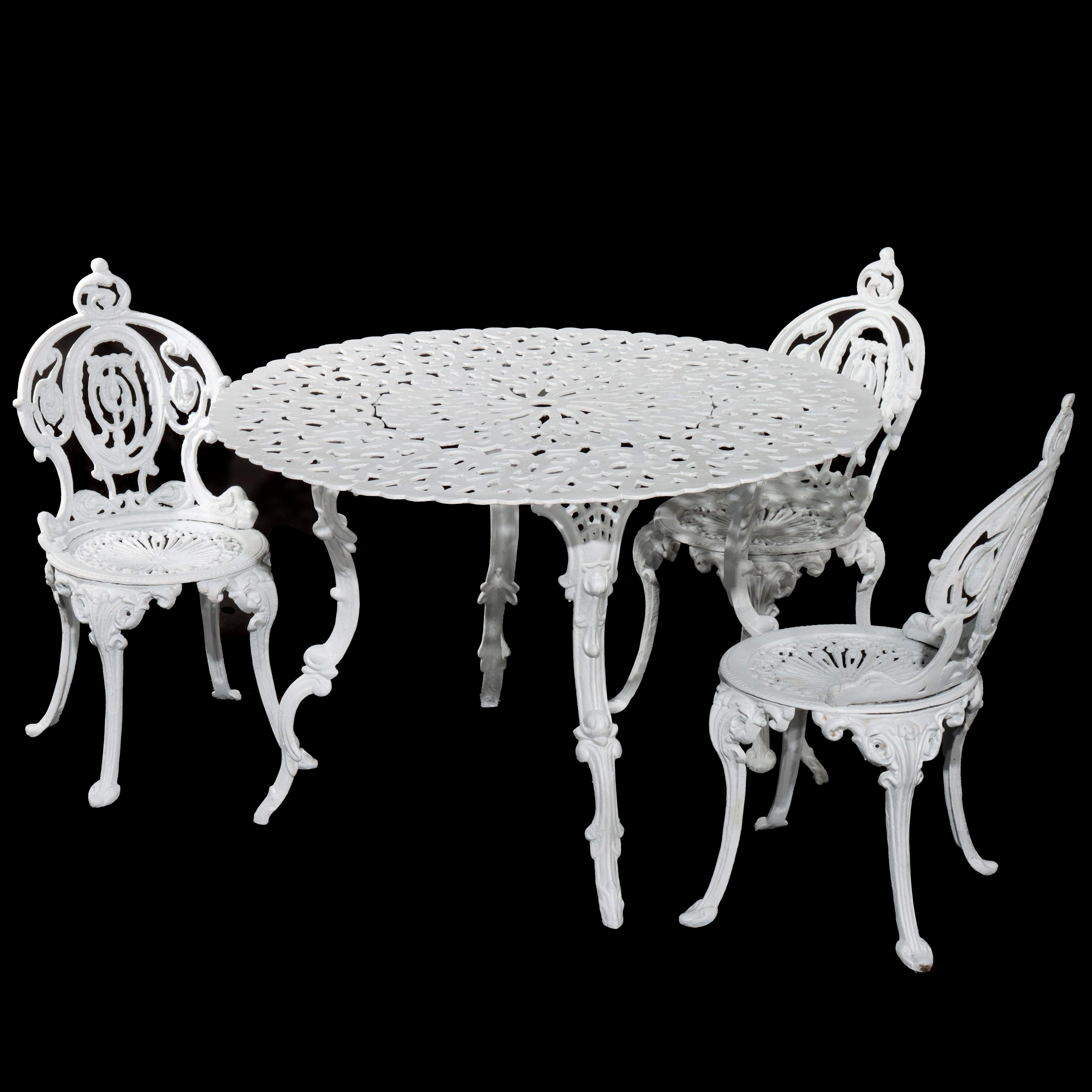 Mesa y 3 sillas de jardín antiguas de hierro fundido pintado de la escuela Fiske de cuatro piezas en Bueno estado para la venta en Big Flats, NY