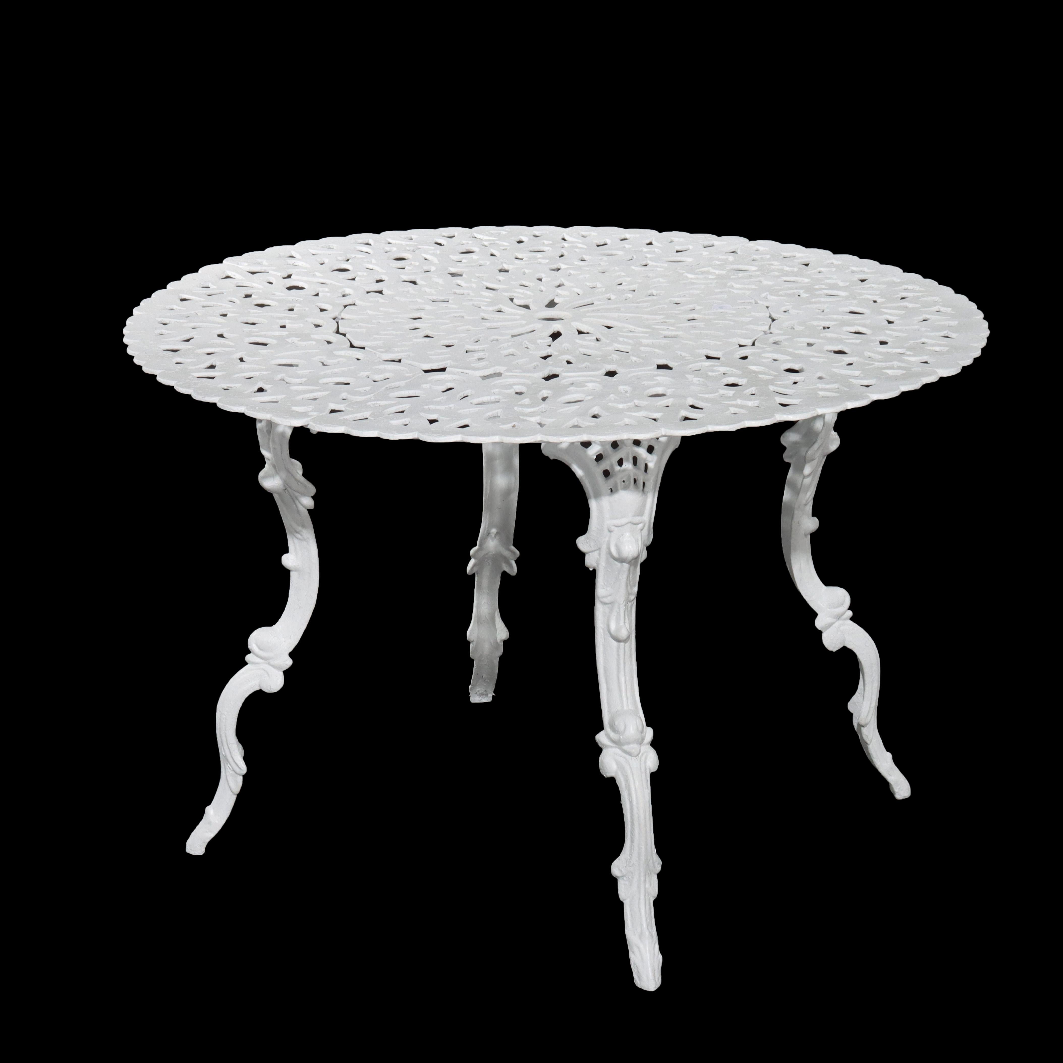 Mesa y 3 sillas de jardín antiguas de hierro fundido pintado de la escuela Fiske de cuatro piezas siglo XX en venta