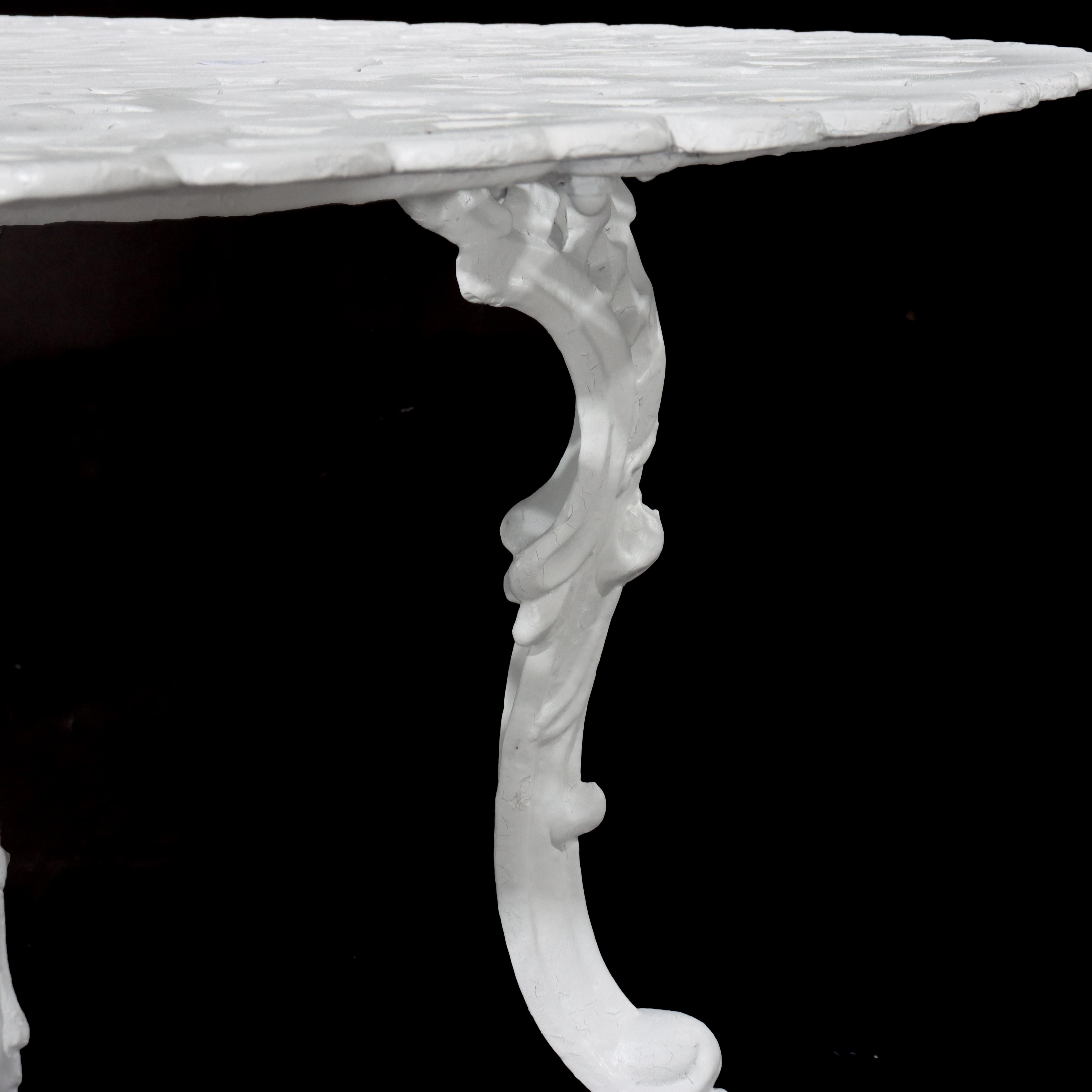 Mesa y 3 sillas de jardín antiguas de hierro fundido pintado de la escuela Fiske de cuatro piezas Hierro en venta