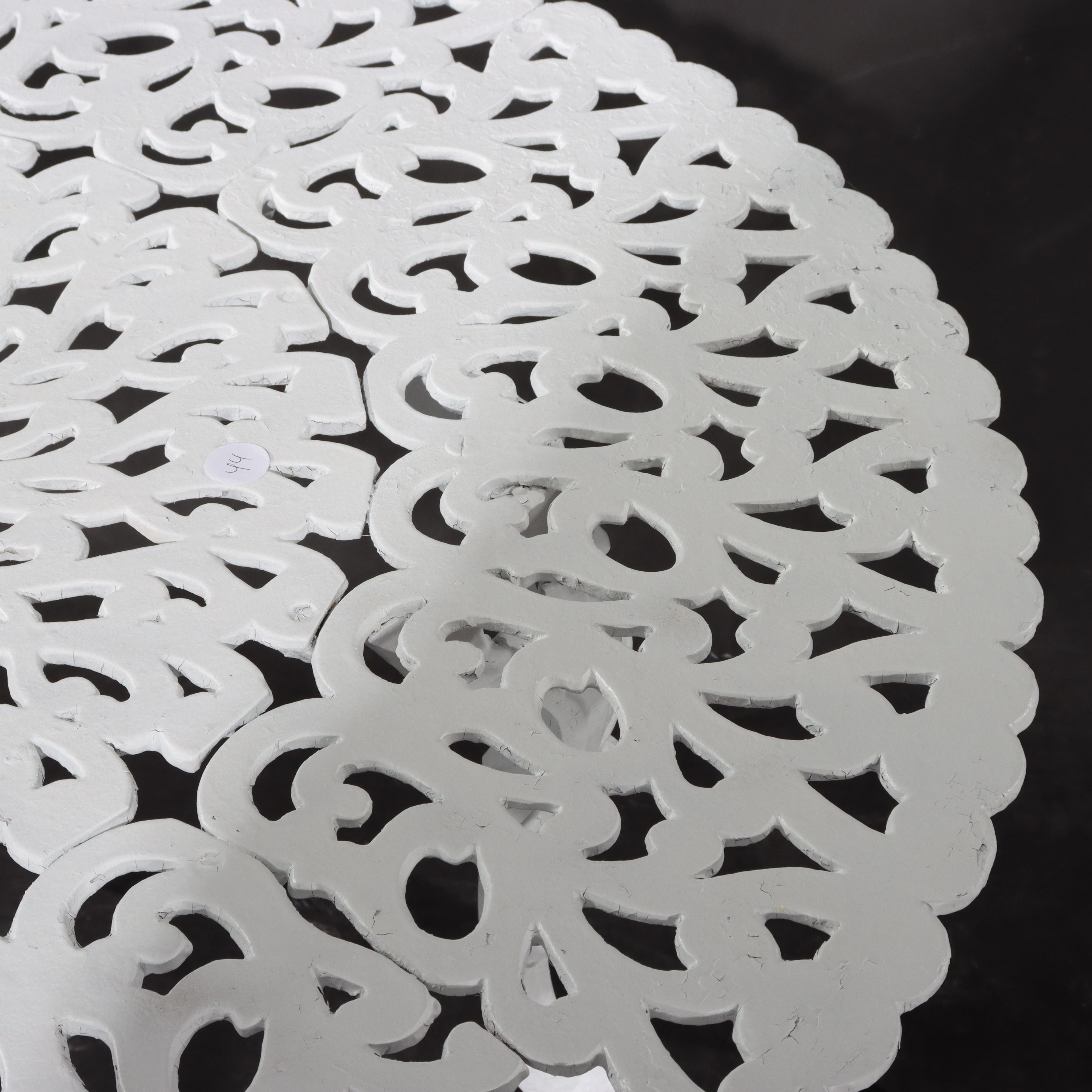 Mesa y 3 sillas de jardín antiguas de hierro fundido pintado de la escuela Fiske de cuatro piezas en venta 1