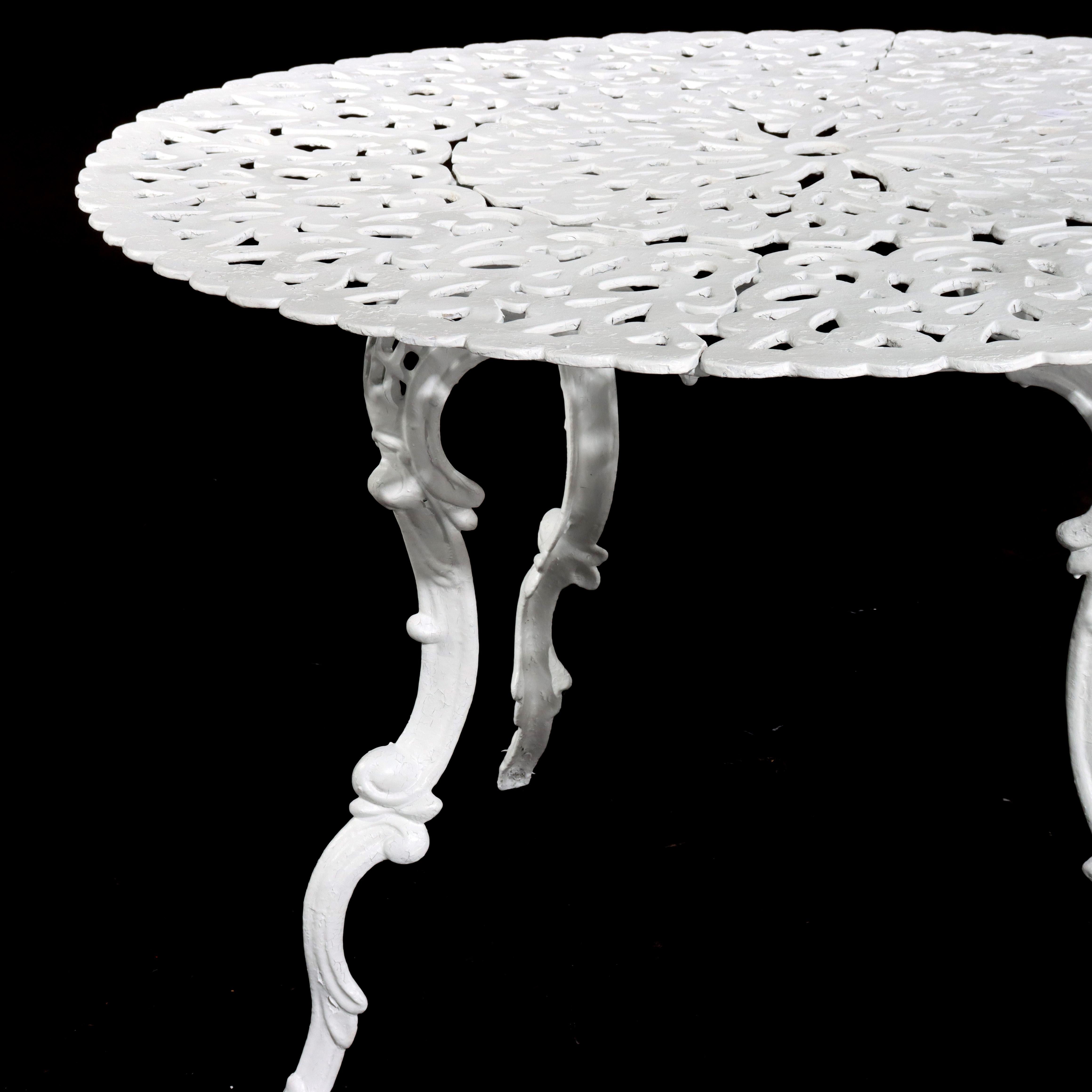 Mesa y 3 sillas de jardín antiguas de hierro fundido pintado de la escuela Fiske de cuatro piezas en venta 2