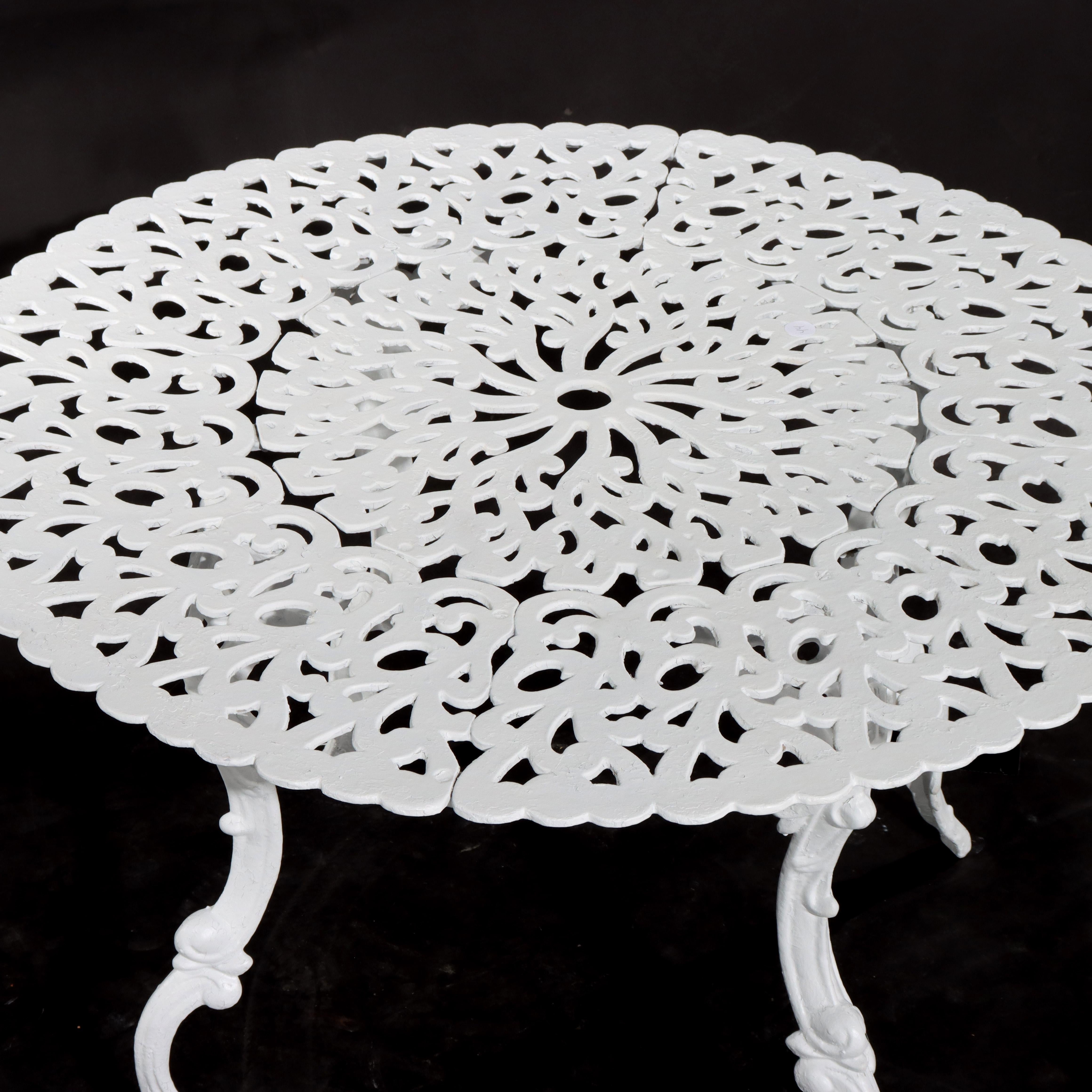 Mesa y 3 sillas de jardín antiguas de hierro fundido pintado de la escuela Fiske de cuatro piezas en venta 3