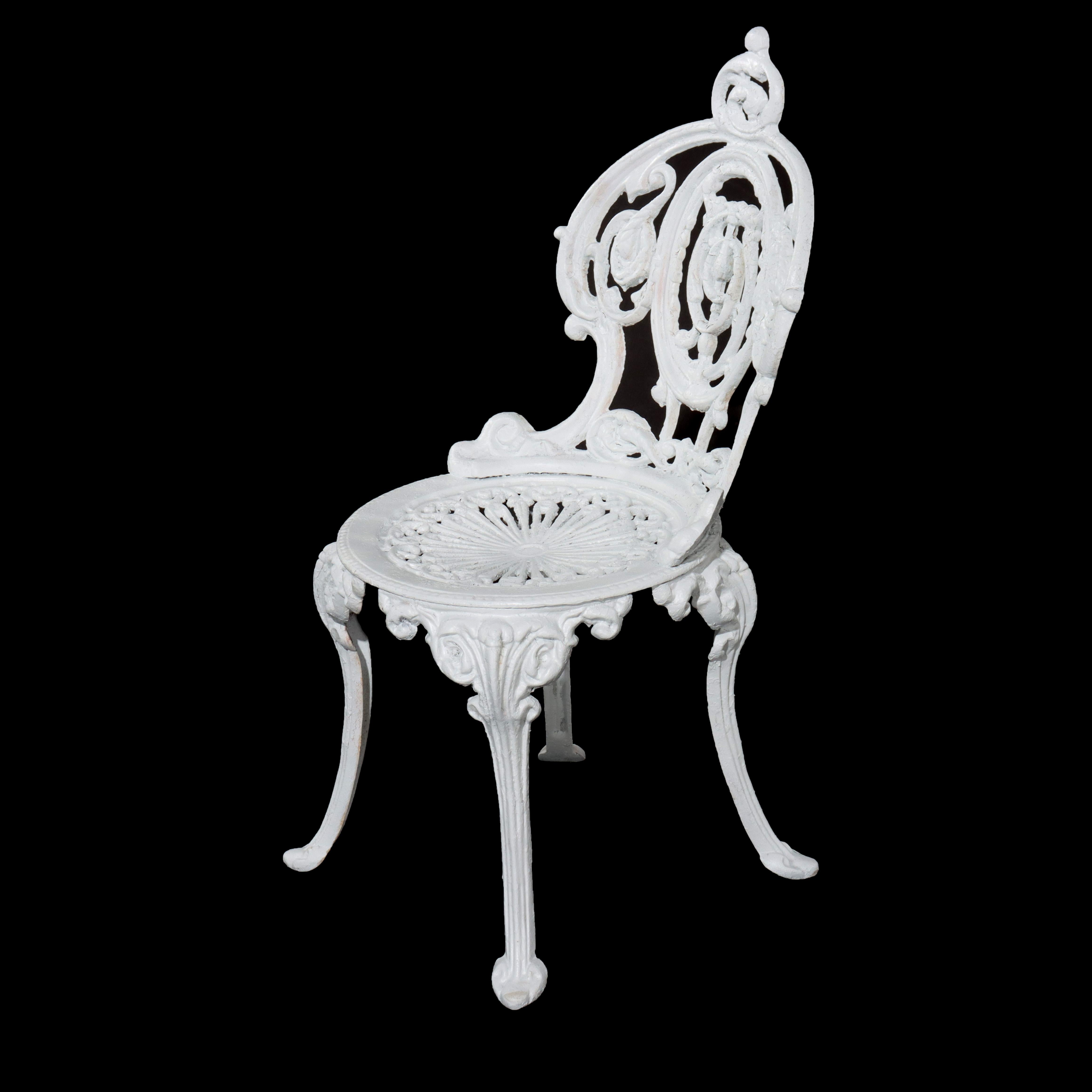 Mesa y 3 sillas de jardín antiguas de hierro fundido pintado de la escuela Fiske de cuatro piezas en venta 4