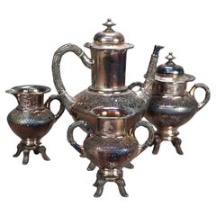 Juego de té antiguo de cuatro piezas con pie plateado C1890