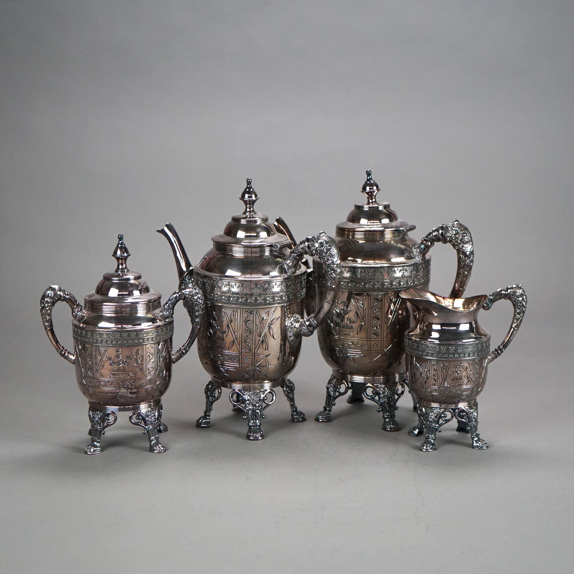 Servizio da tè con piedini in argento placcato in quattro pezzi con incisione a fogliame C1890

Misure: 10,75 