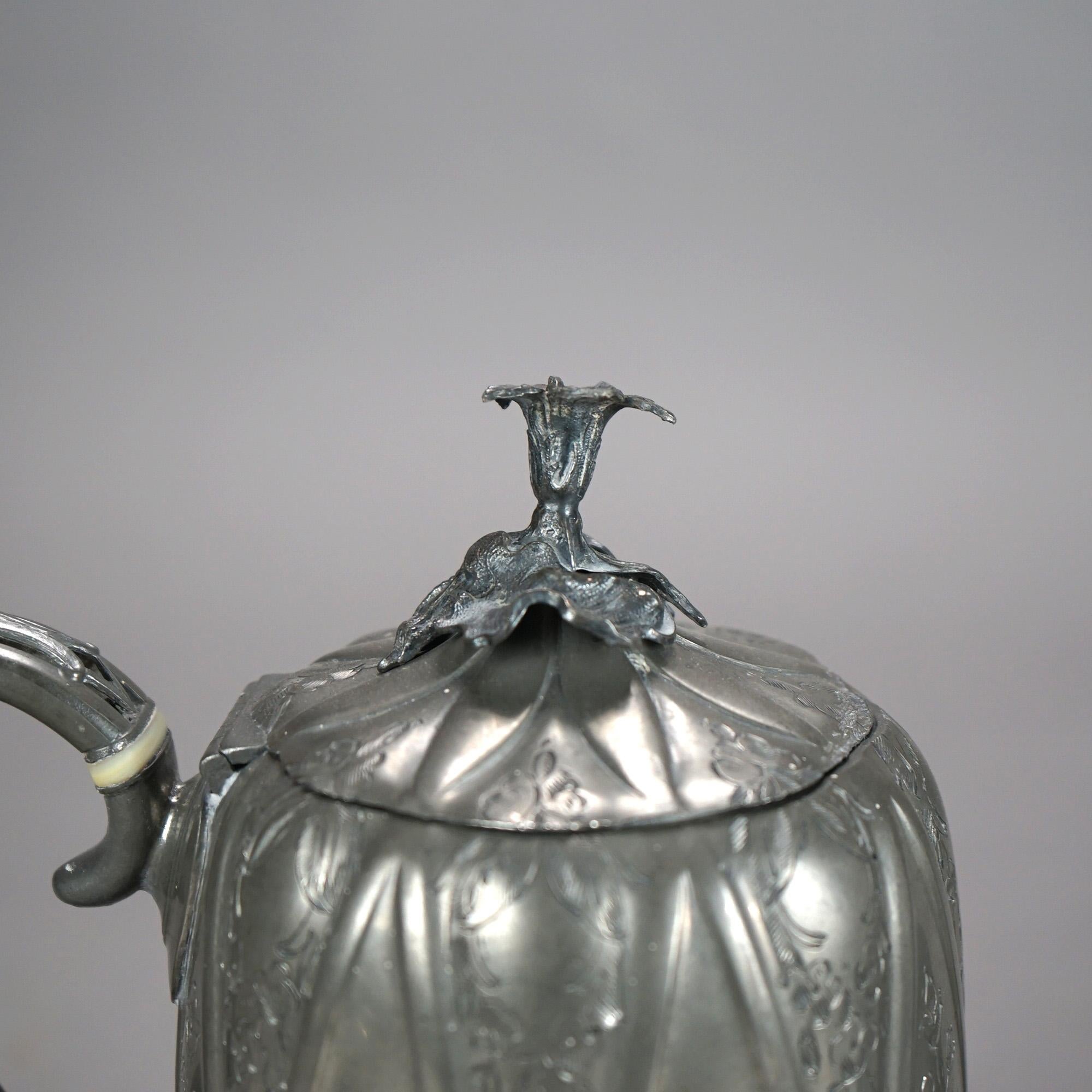Servizio da tè antico in argento placcato in quattro pezzi con incisione di foglie e fiore C1890

Misure - 9,5
