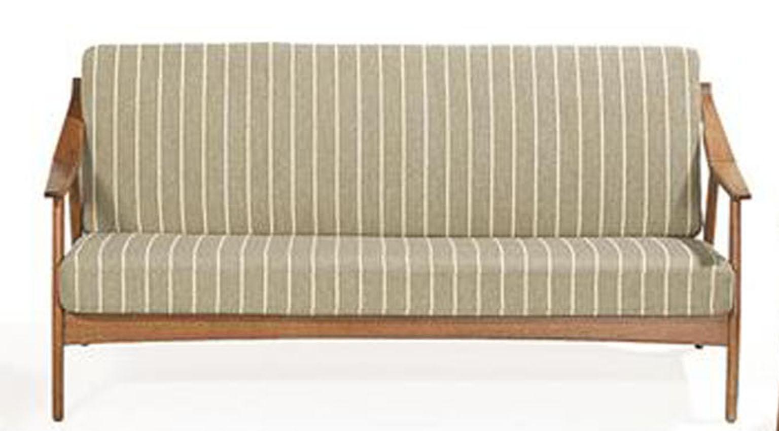 Four-piece Danish modern oak suite comprised of a sofa, H 29
